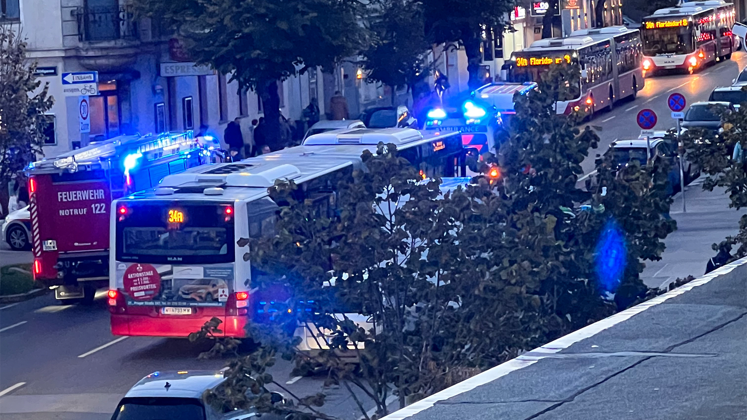 Nach einem schweren Verkehrsunfall in Floridsdorf wurde ein Mann in den Schockraum gebracht.