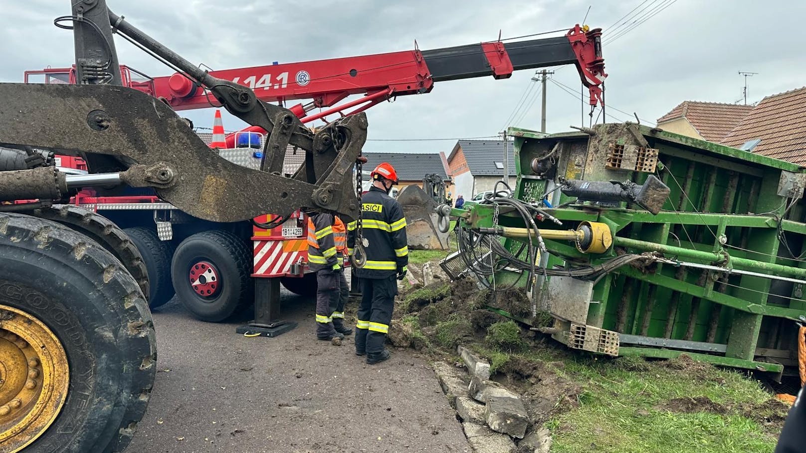 Radlader-Dieb zieht 33 km lange Spur der Verwüstung