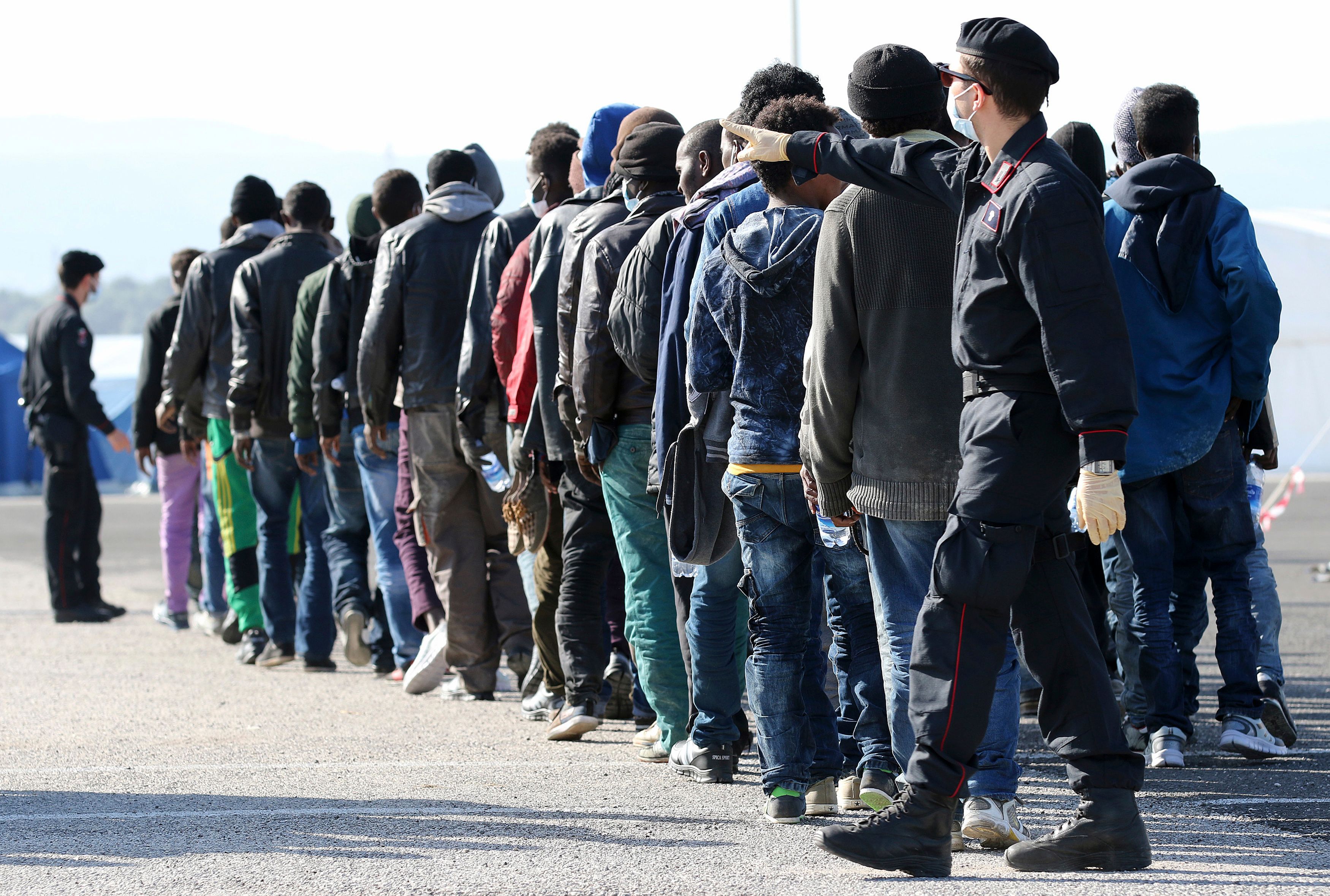 Flüchtlinge im Hafen von Augusta, Sizilien - die italienische Polizei befindet sich im Dauereinsatz.