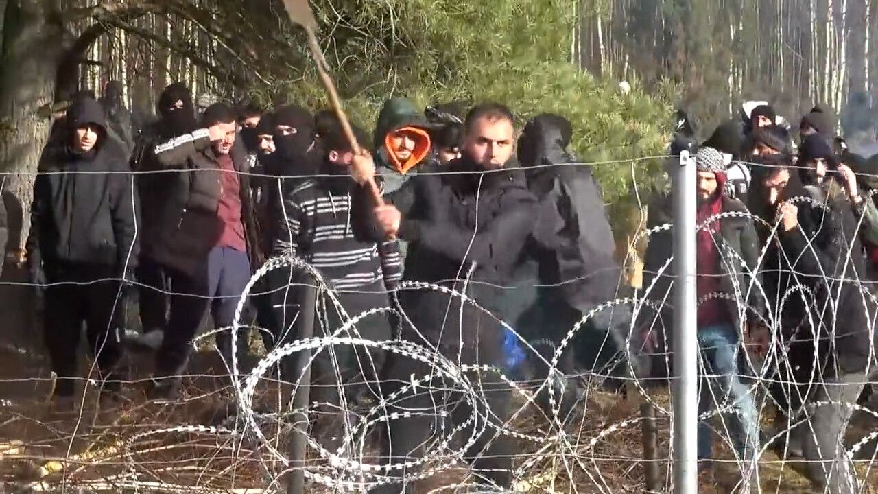 Seit Jahren versuchen Migranten immer wieder, die Grenze zu Polen zu überqueren – laut der Regierung in Warschau stecken dahinter weißrussische und russische Drahtzieher. Im Video sind Zusammenstöße aus dem Jahr 2021 an der weißrussisch-polnischen Grenze zu sehen.