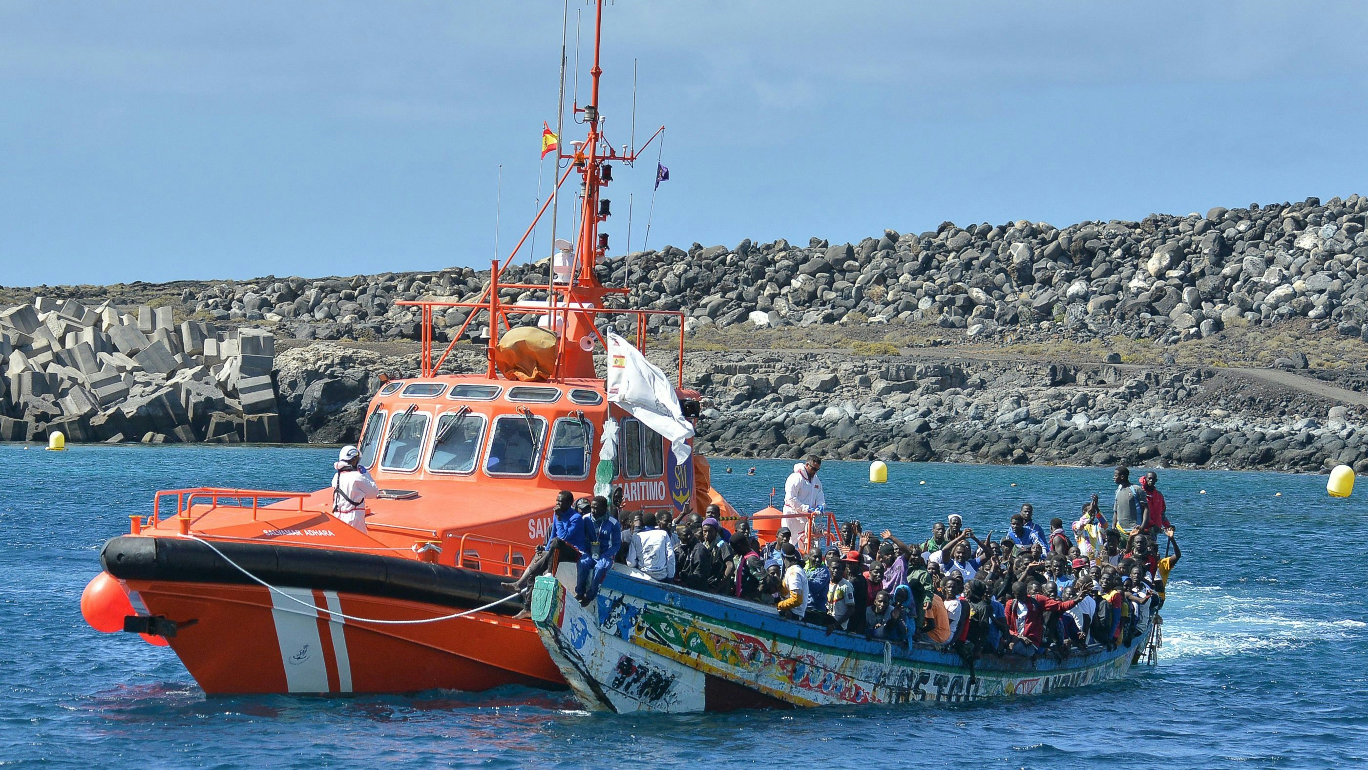 Das spanische Rettungsschiff "Salvamar Adhara" nimmt Flüchtlinge vor den Kanarischen Inseln auf