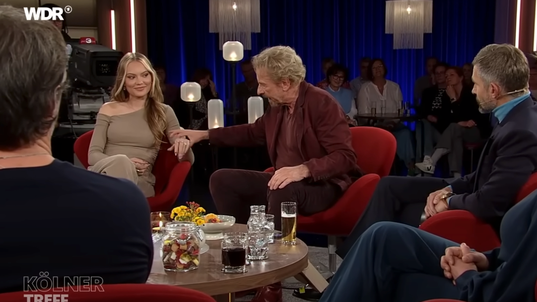 Szene aus der Talkshow "Kölner Treff" vom 1. Oktober 2024: Gottschalk greift ungefragt nach der Hand seiner Sitznachbarin Cheyenne Ochsenknecht