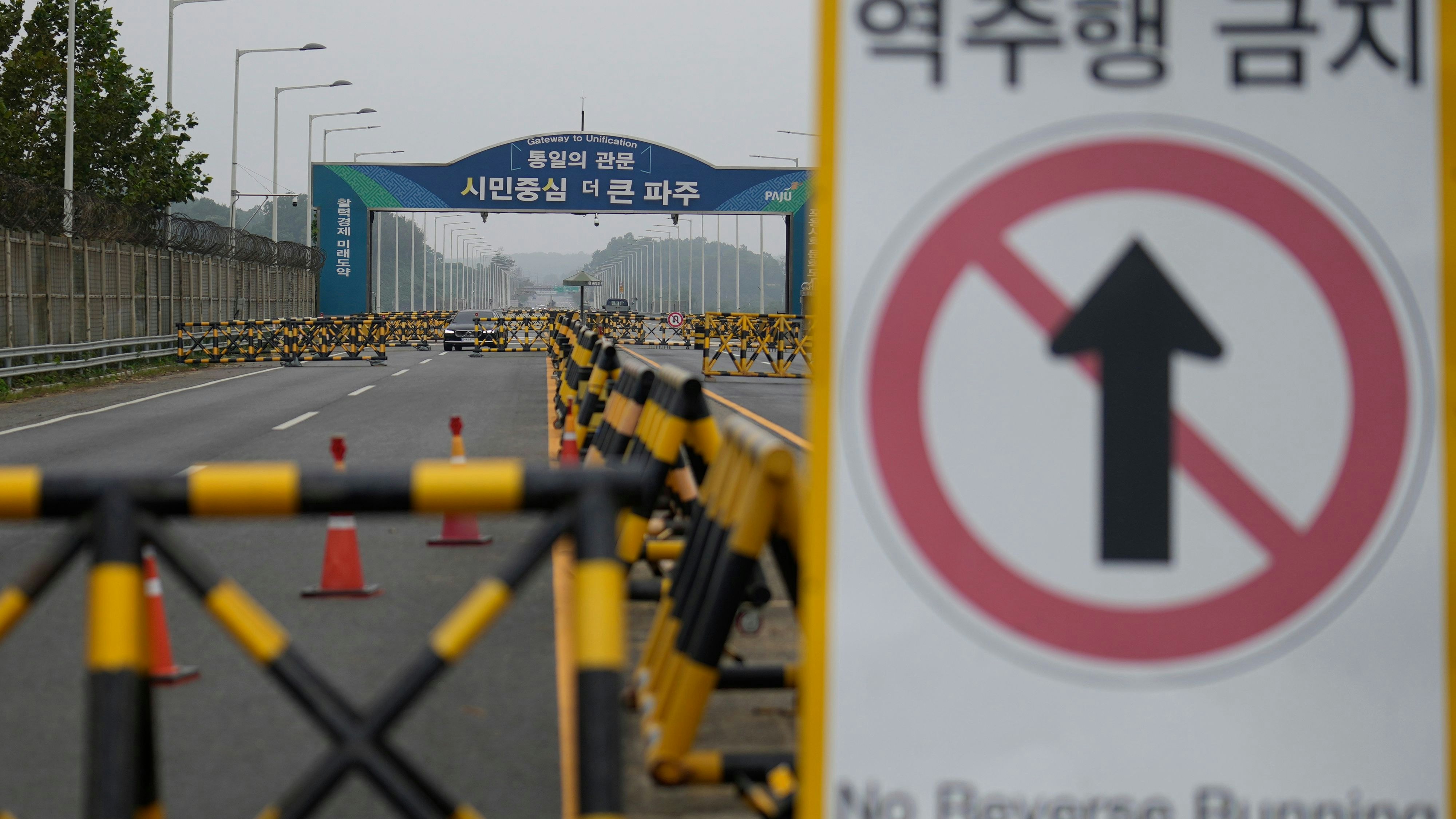 Download von www.picturedesk.com am 15.10.2024 (10:53).  Barricades are placed near the Unification Bridge, which leads to the Panmunjom in the Demilitarized Zone in Paju, South Korea, Tuesday, Oct. 15, 2024. (AP Photo/Lee Jin-man) - 20241015_PD0863 - Rechteinfo: Rights Managed (RM)