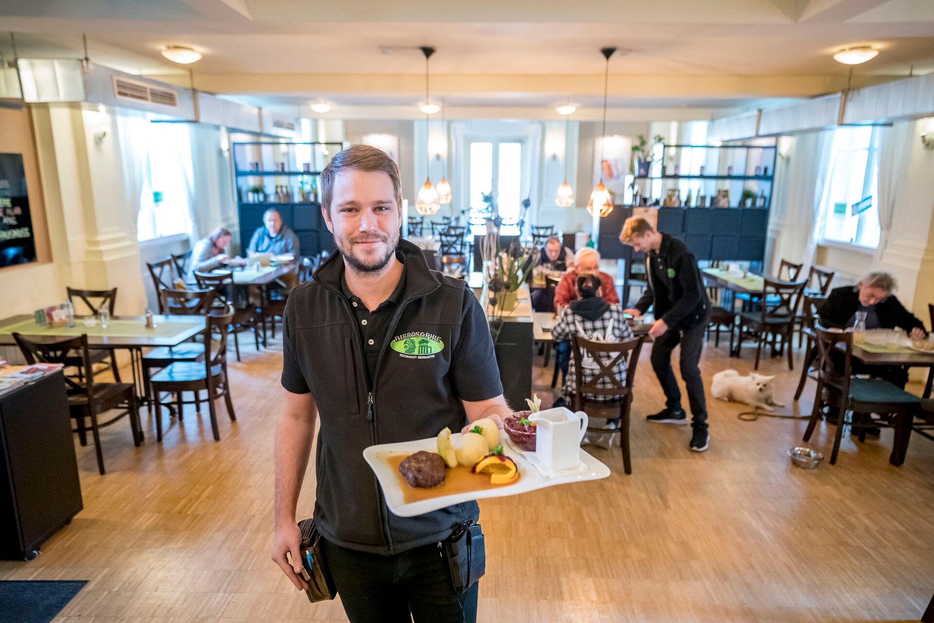 Manuel Hackl mit dem veganen Gansl in seinem Lokal Biersophie - die Biersophie verkauft auch fleischige Gansln