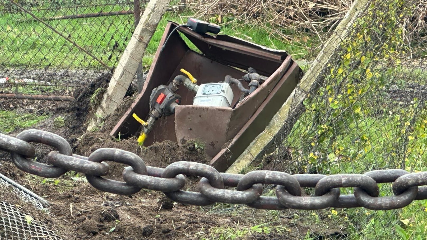 Nach dem Einbruch mit Vandalismus bei der Biogasanlage BioPower in Retz kam es zu einer wilden Verfolgungsjagd mit einem 29-Tonnen-Gefährt über die tschechische Grenze.