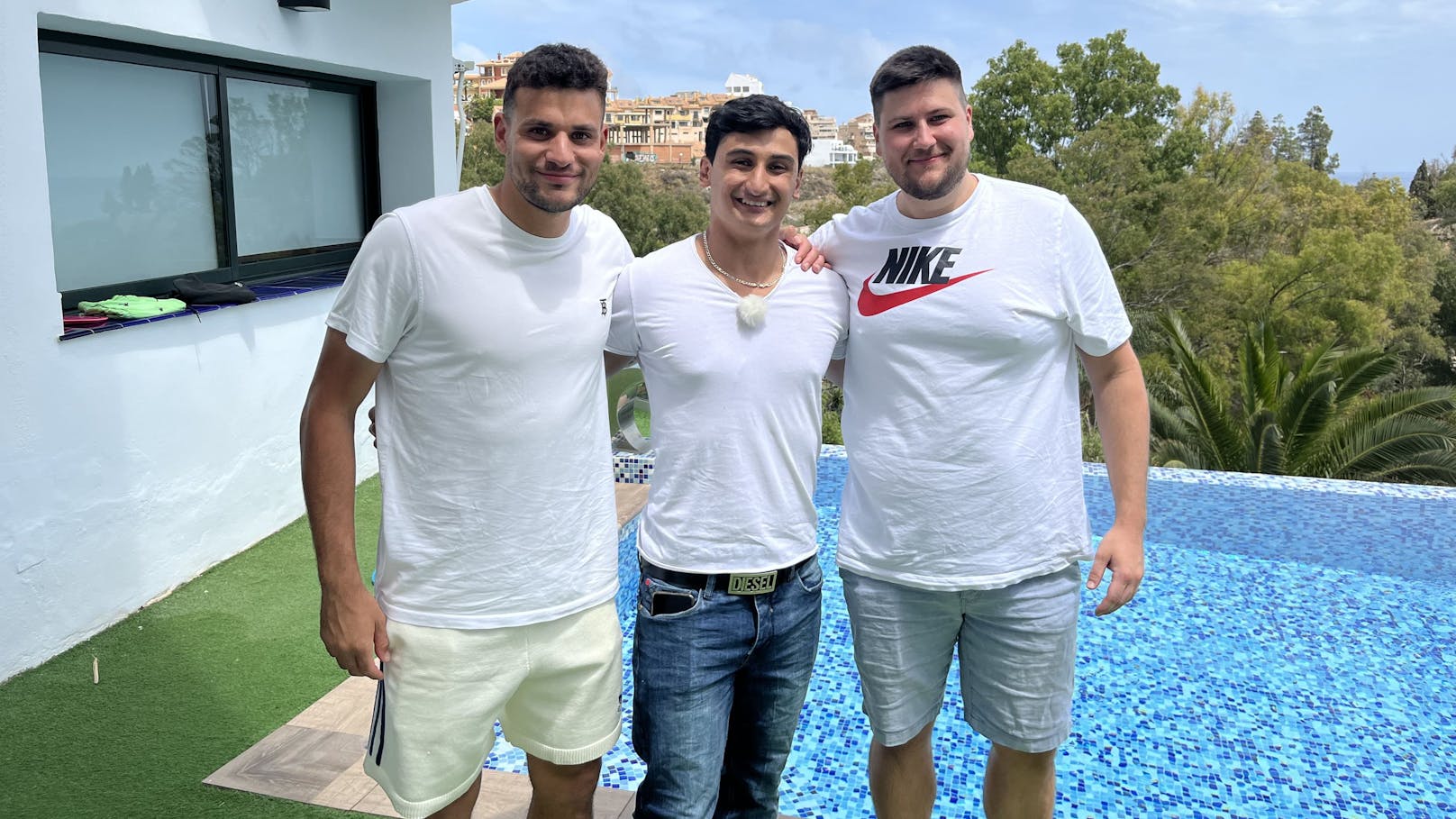 Ein Highlight: Sayed beim Chillen in einer Luxus-Villa mit Ex-Fußballern.