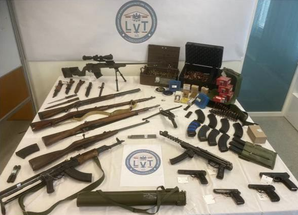 Die illegalen Schusswaffen wurden von den Beamten sichergestellt.