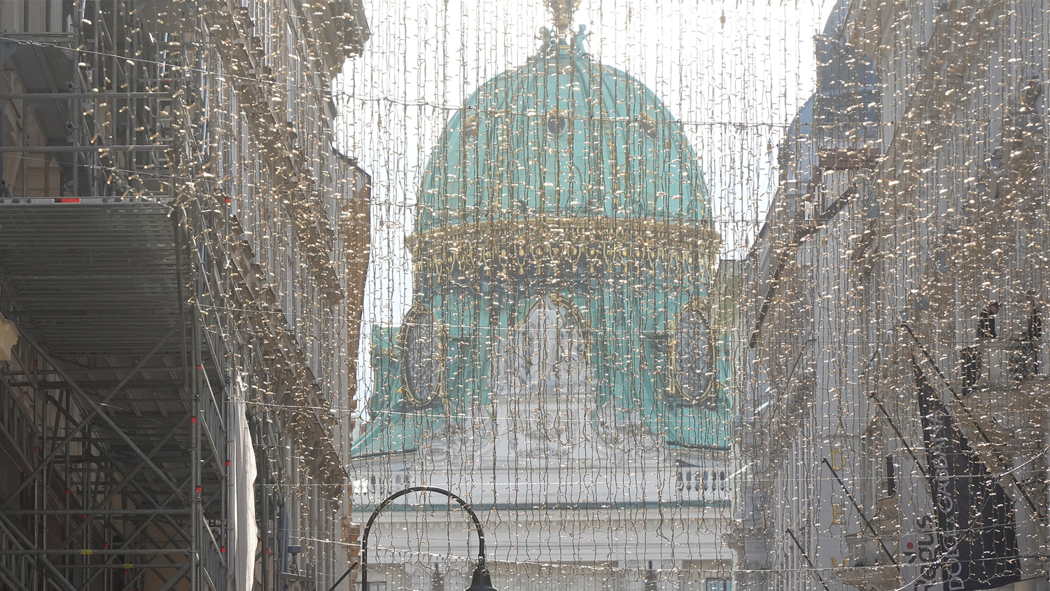 Nanu? Die Innenstadt überrascht mit Weihnachtsdekoration.