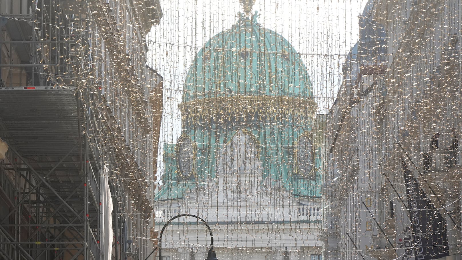 "Bisschen zu früh" – Weihnachtsdeko in der Wiener City