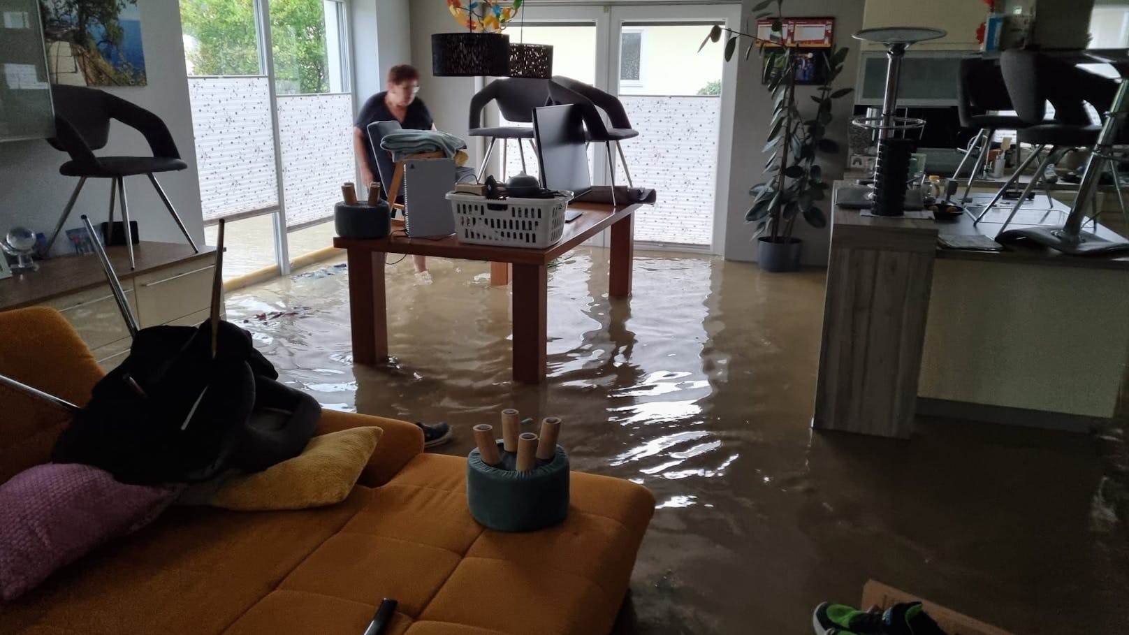 Fäkalwasser zerstört Traumhaus von Familie