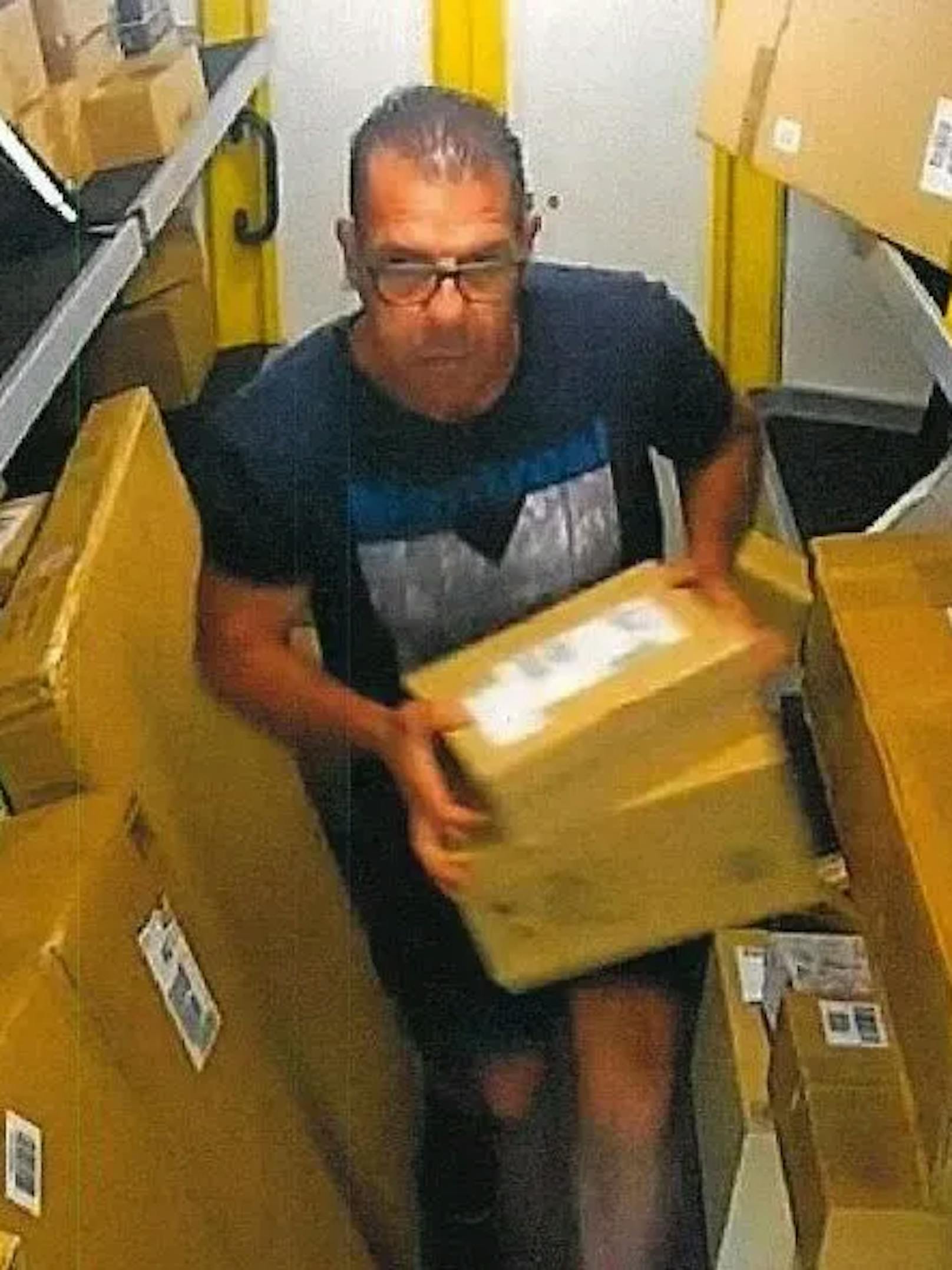 Seit acht Jahren lässt sich der Paket-Dieb Taten filmen – und trotzdem findet ihn niemand.