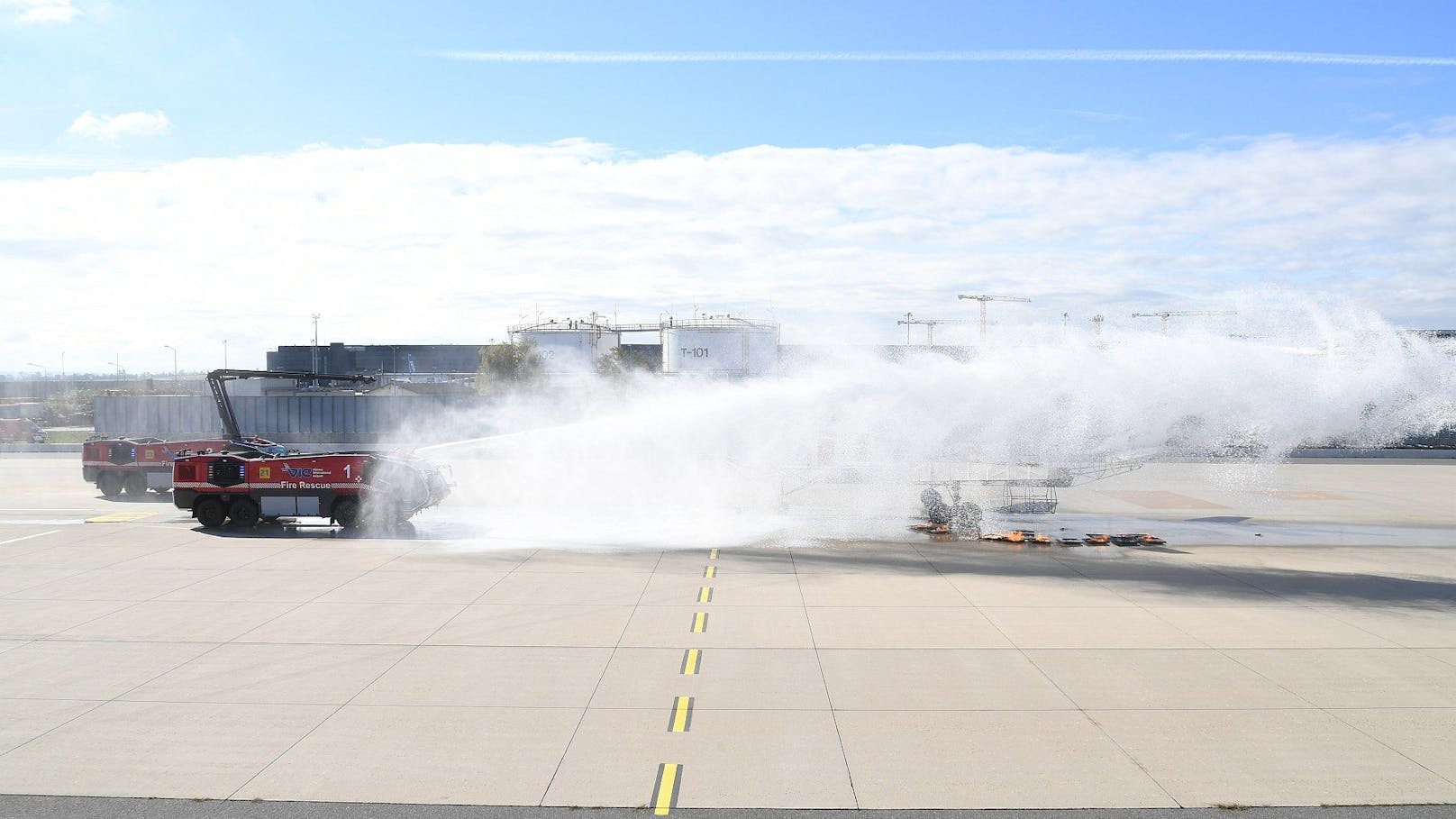 "Großeinsatz" – Flugzeug kracht in Bus und fängt Feuer