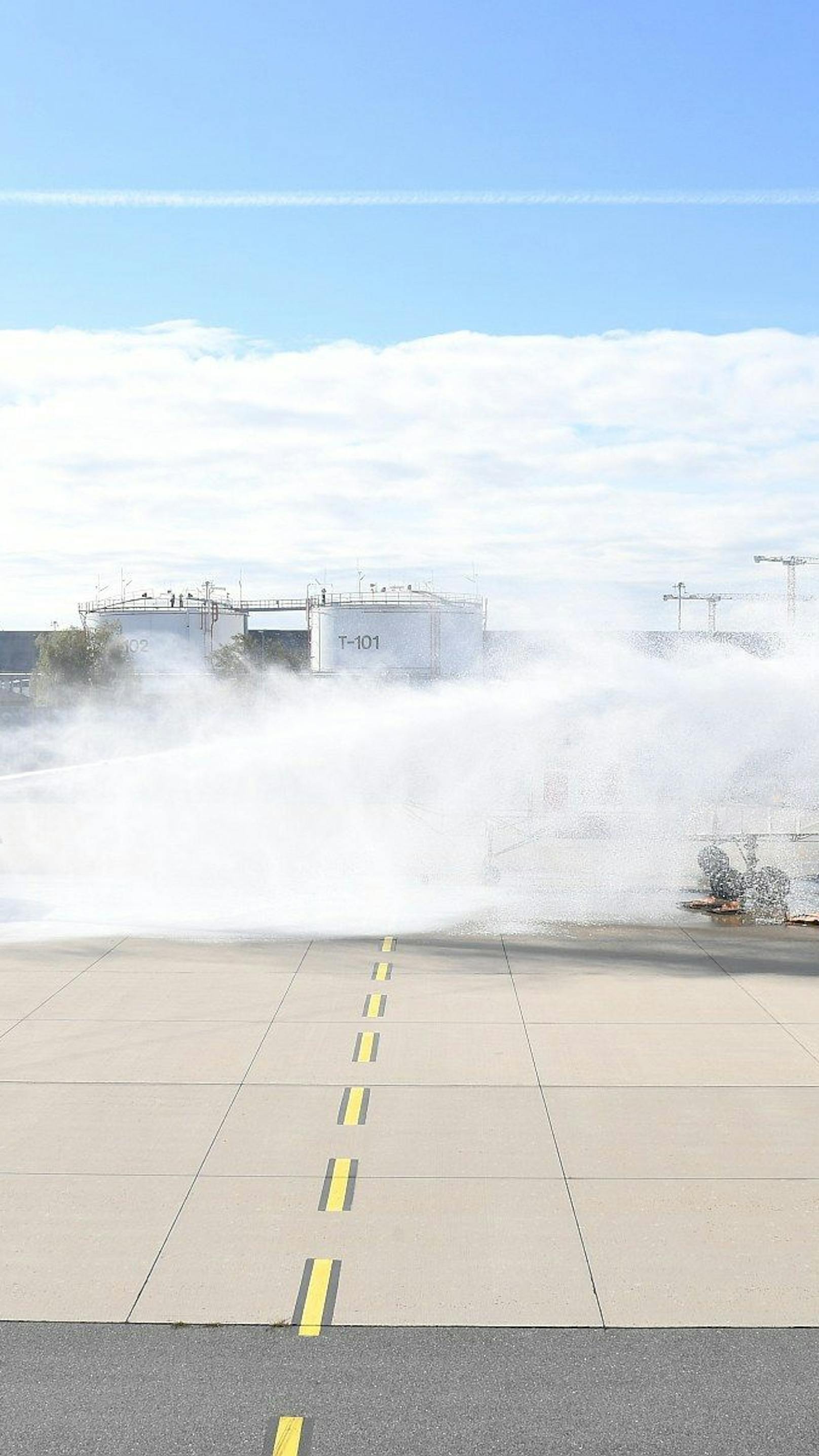 "Großeinsatz" – Flugzeug kracht in Bus und fängt Feuer