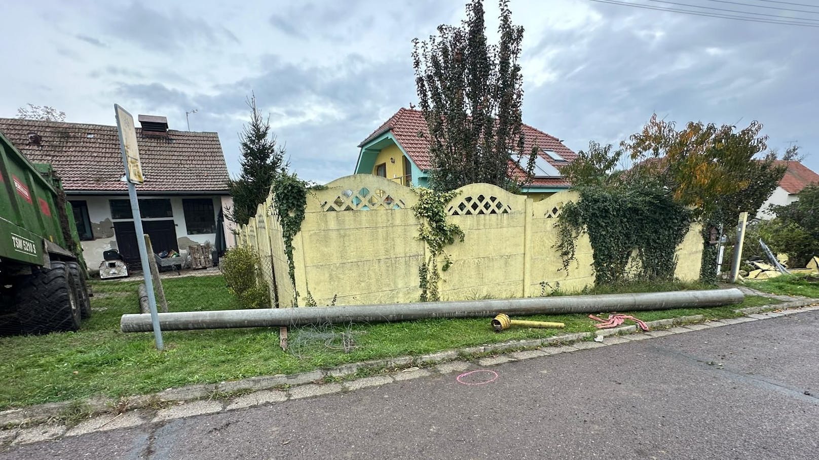 Auch dieser Gartenzaun wurde zum Opfer des Radlader-Diebs.