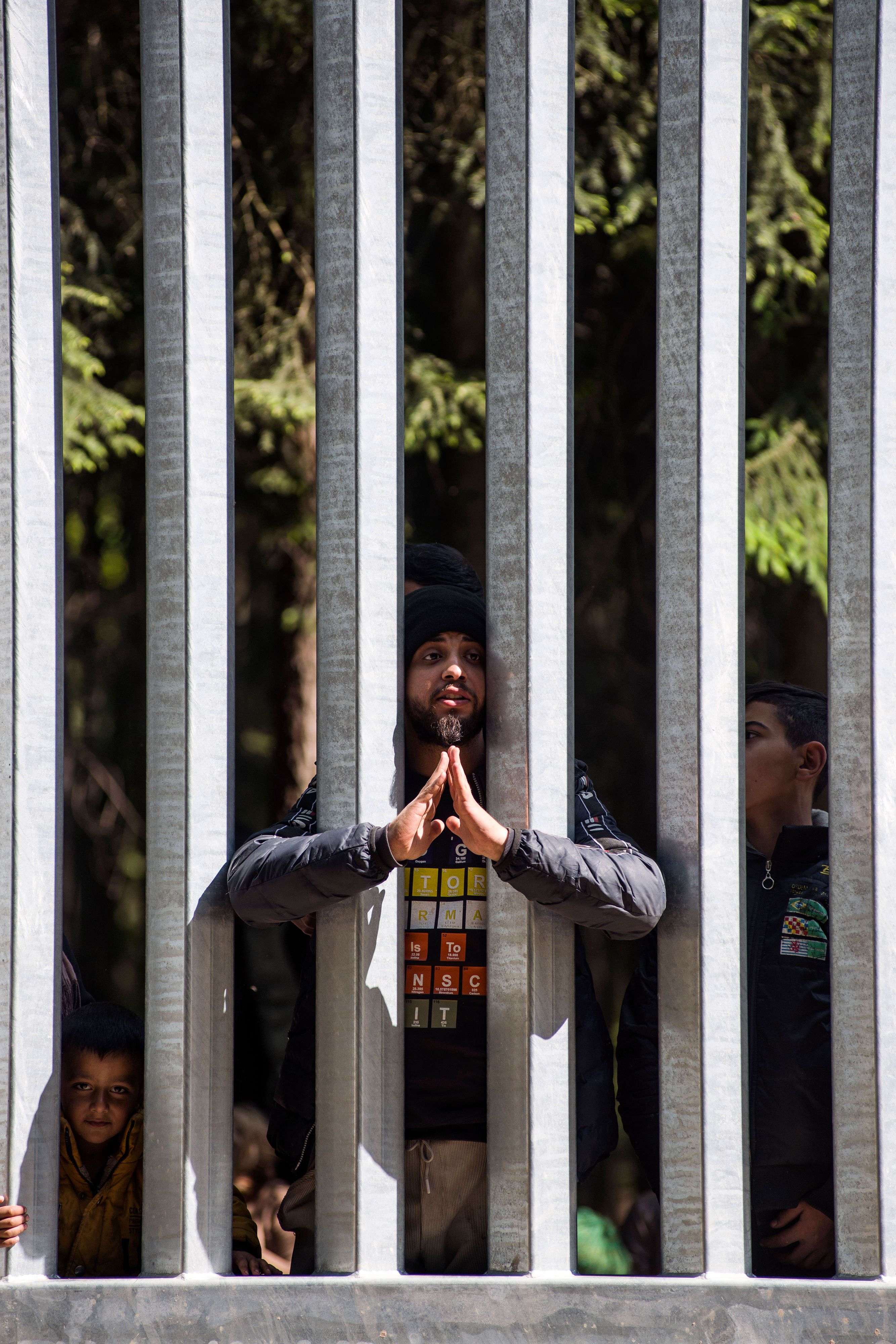 Migranten und Asylsuchende auf der belarussischen Seite der Grenze zu Polen bei Bialowieza. Archivbild, 2023.