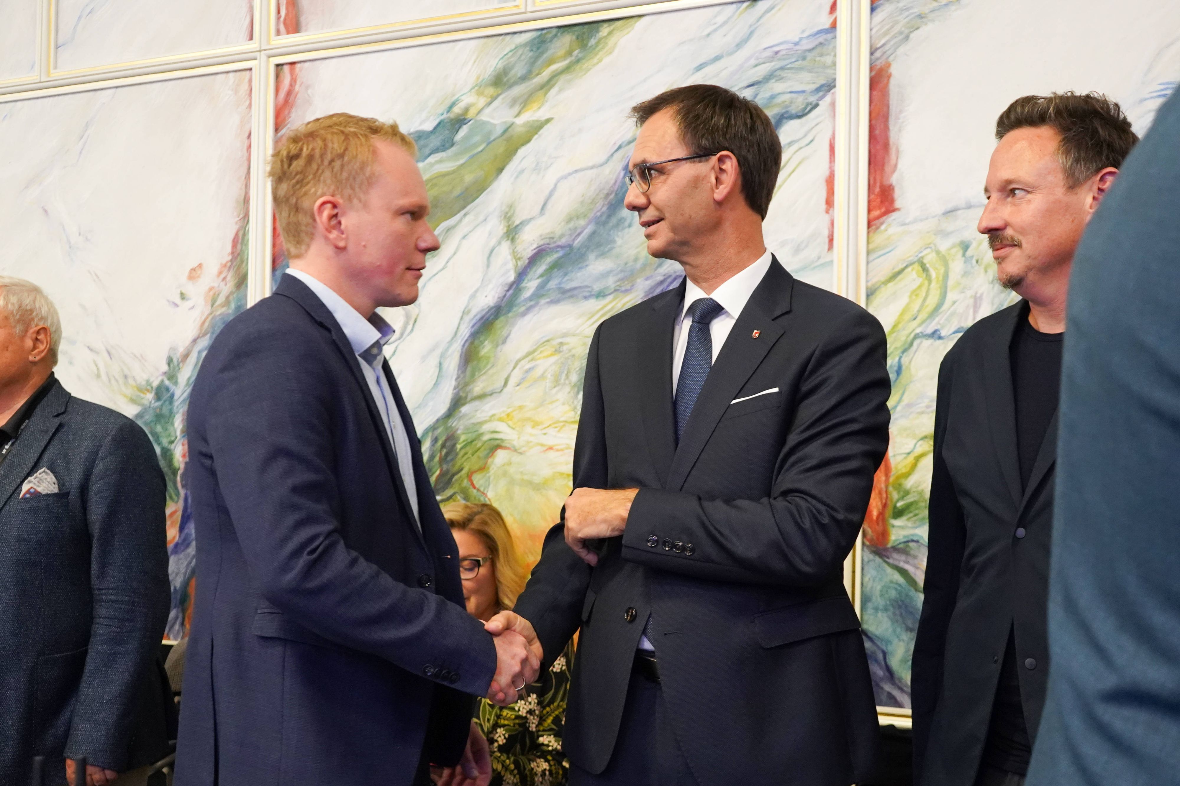 Landeshauptmann Markus Wallner (ÖVP, r.) schüttelt Hände mit Herausforderer Christof Bitschi (FPÖ). Beide Parteien wollen am Montag Koalitionsgespräche starten.