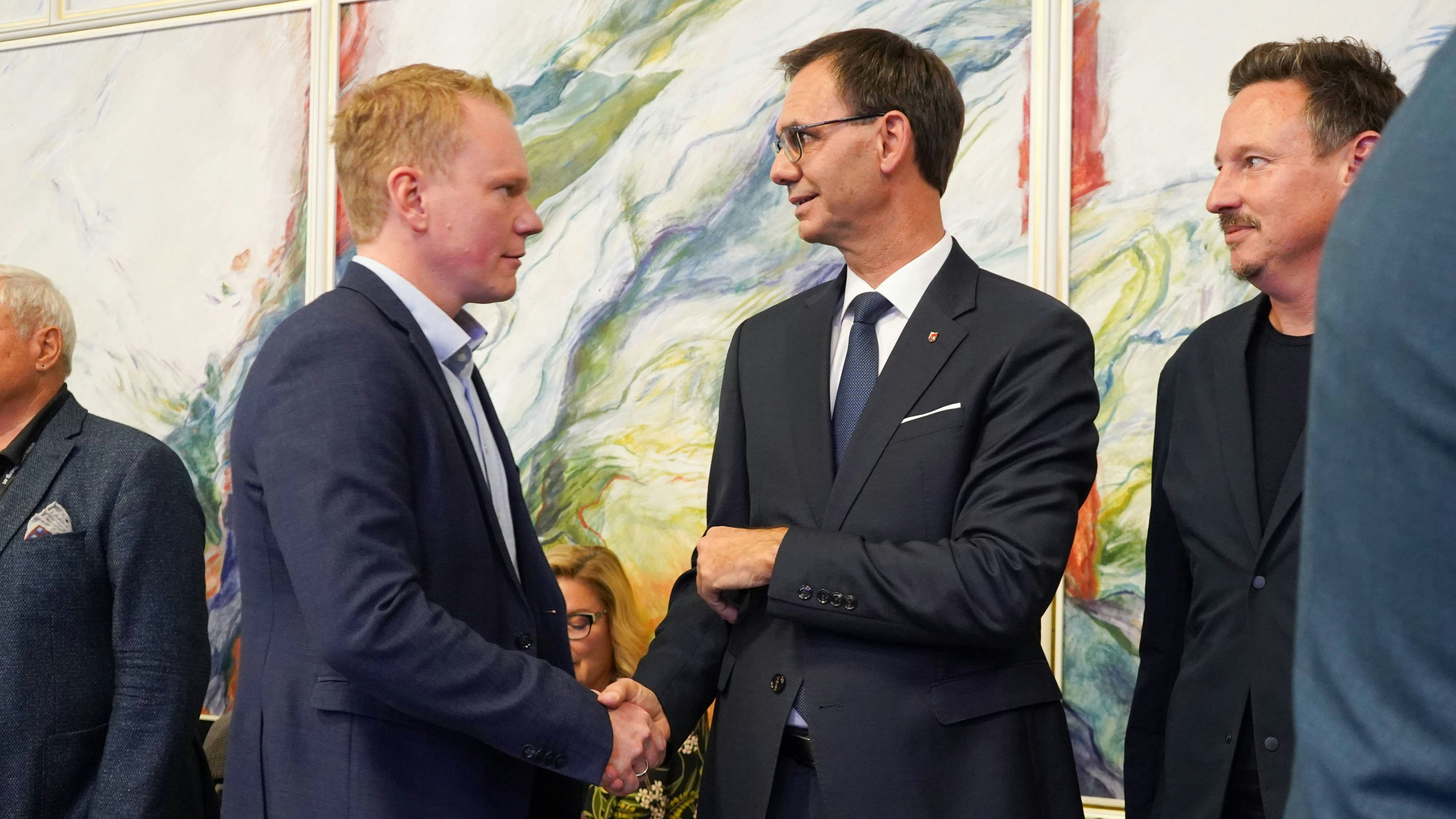 Landeshauptmann Markus Wallner (ÖVP, r.) schüttelt Hände mit Herausforderer Christof Bitschi (FPÖ) nach der Landtagswahl in Vorarlberg 2024.