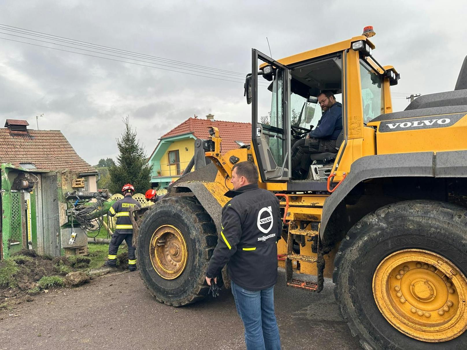 Bergung des Miststreuers mit dem Radlader.