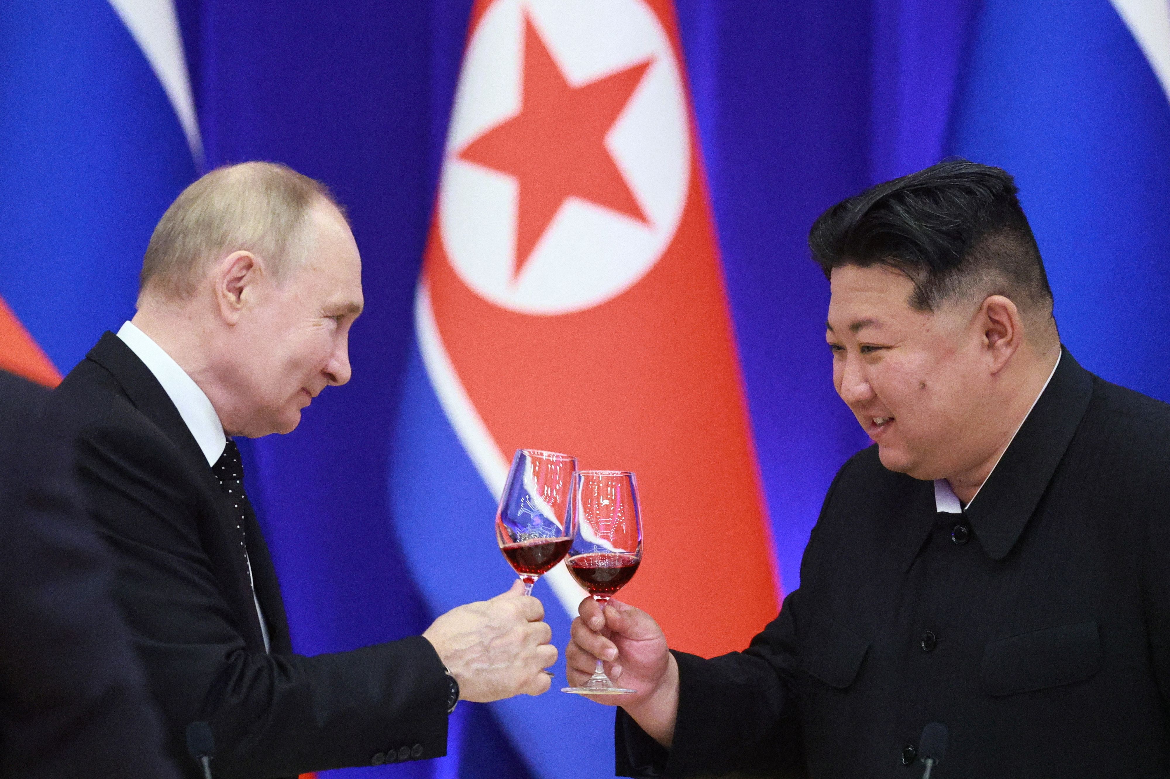 Freundschaft zwischen Russland und Nordkorea: Der russische Präsident Wladimir Putin und der nordkoreanische Führer Kim Jong-un stoßen bei einem  Empfang in Pyongyang am 19. Juni 2024 an.