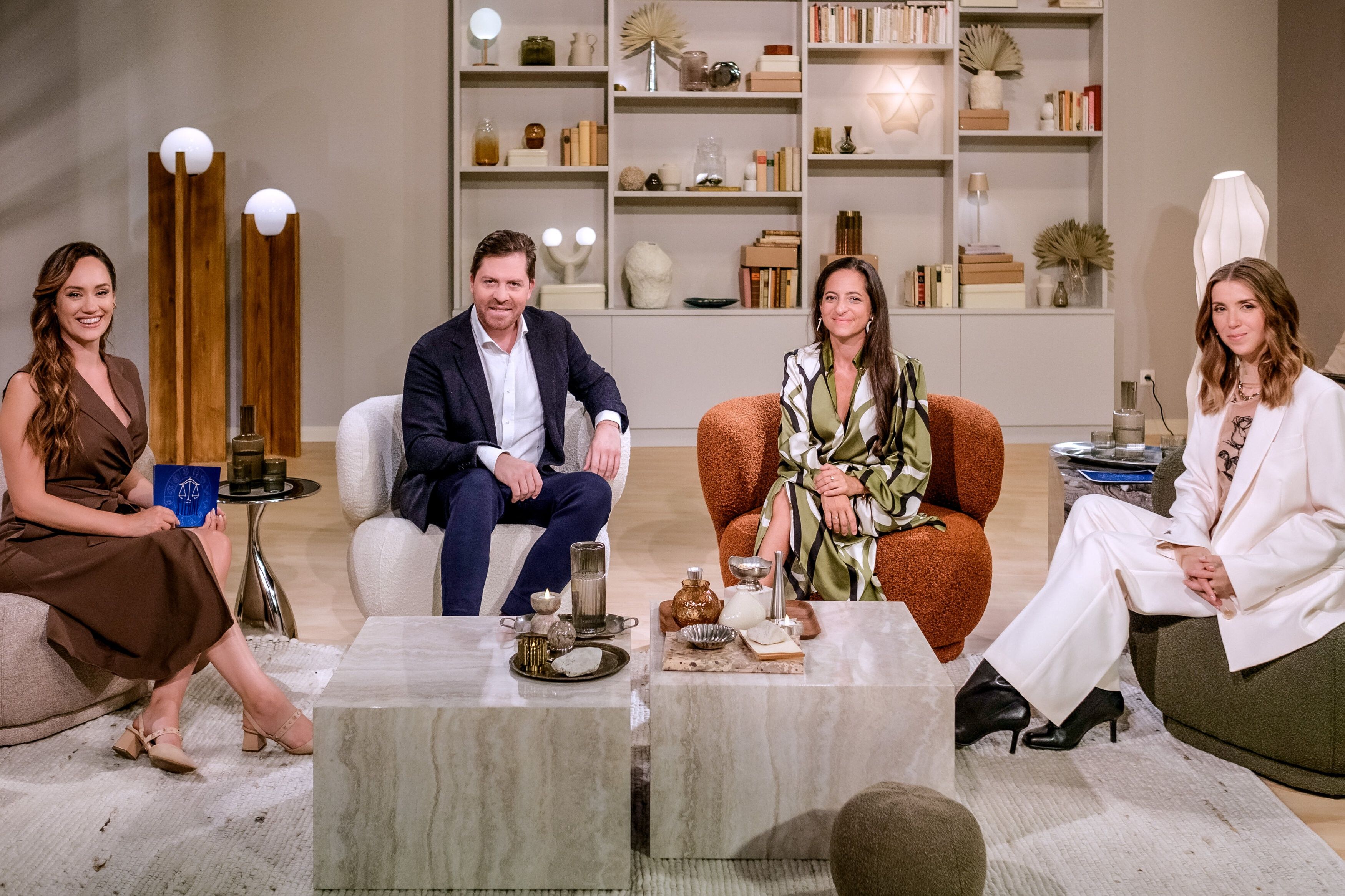 Moderatorin Sasa Schwarzjirg lädt in jeder Sendung zwei prominente Gäste mit dem Sternzeichen des kommenden Monats ein.