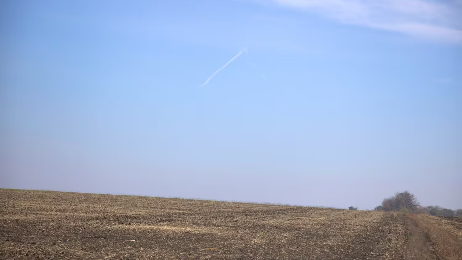 Verwehte Spuren einer russischen Rakete über den Feldern von Novomykolaivka.