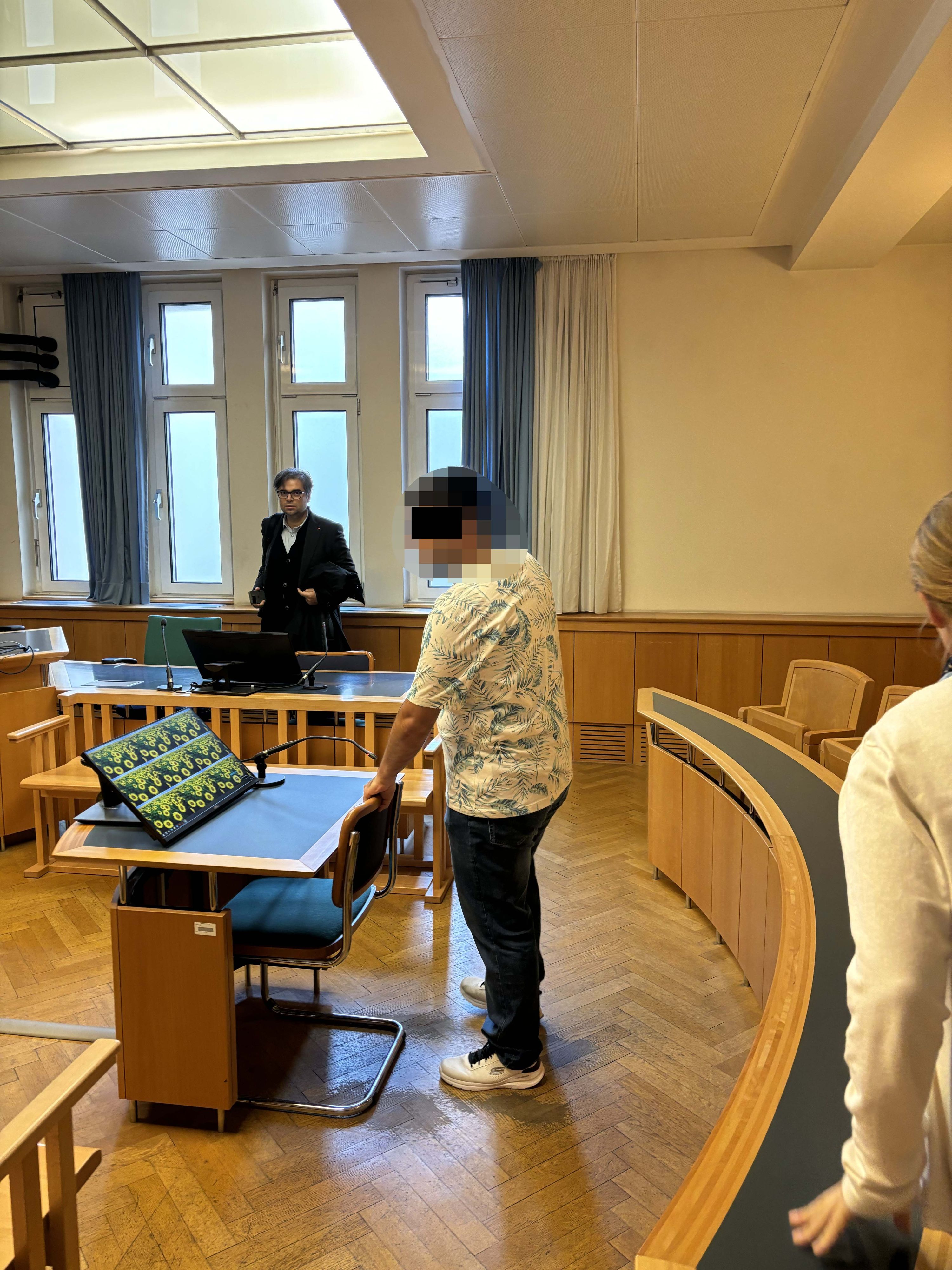 Stalking-Vorwürfe in Wien: Verteidiger mit seinem Mandanten vor Gericht.