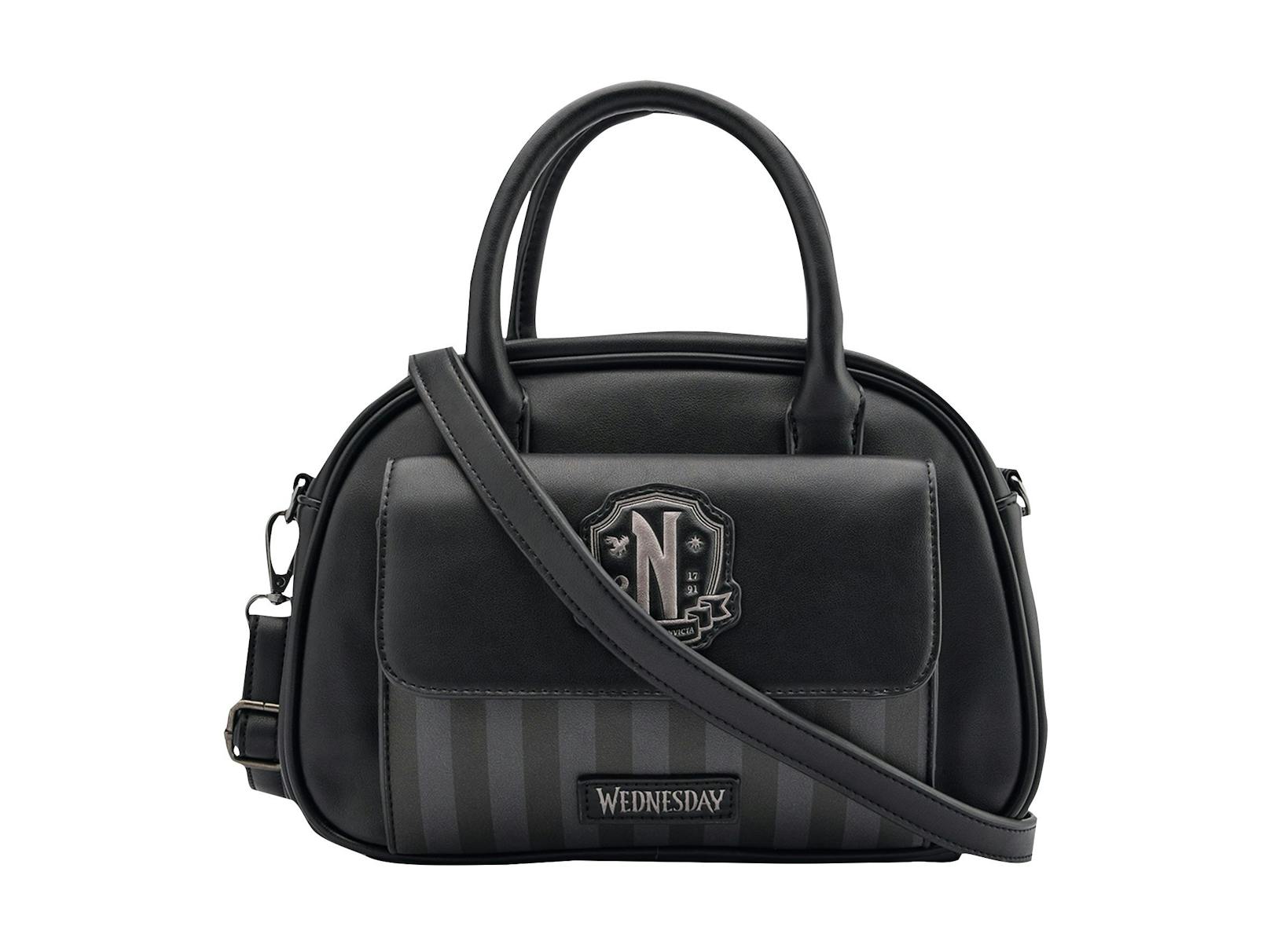 Tasche im klassischen Wednesday-Stil um 24.99 Euro.