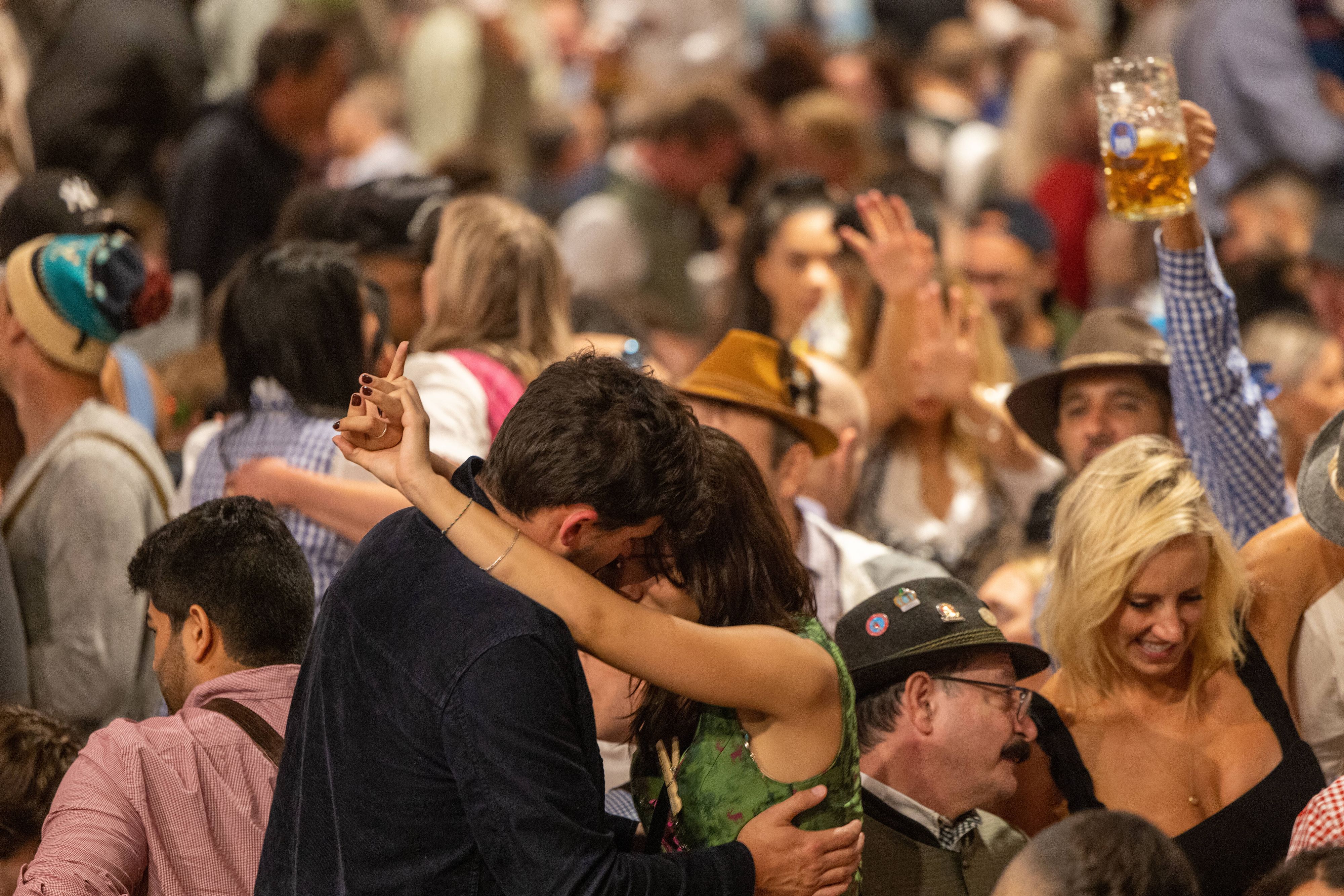 Am Münchner Oktoberfest wird jedes Jahr hemmungslos gefeiert. (Symbolbild)