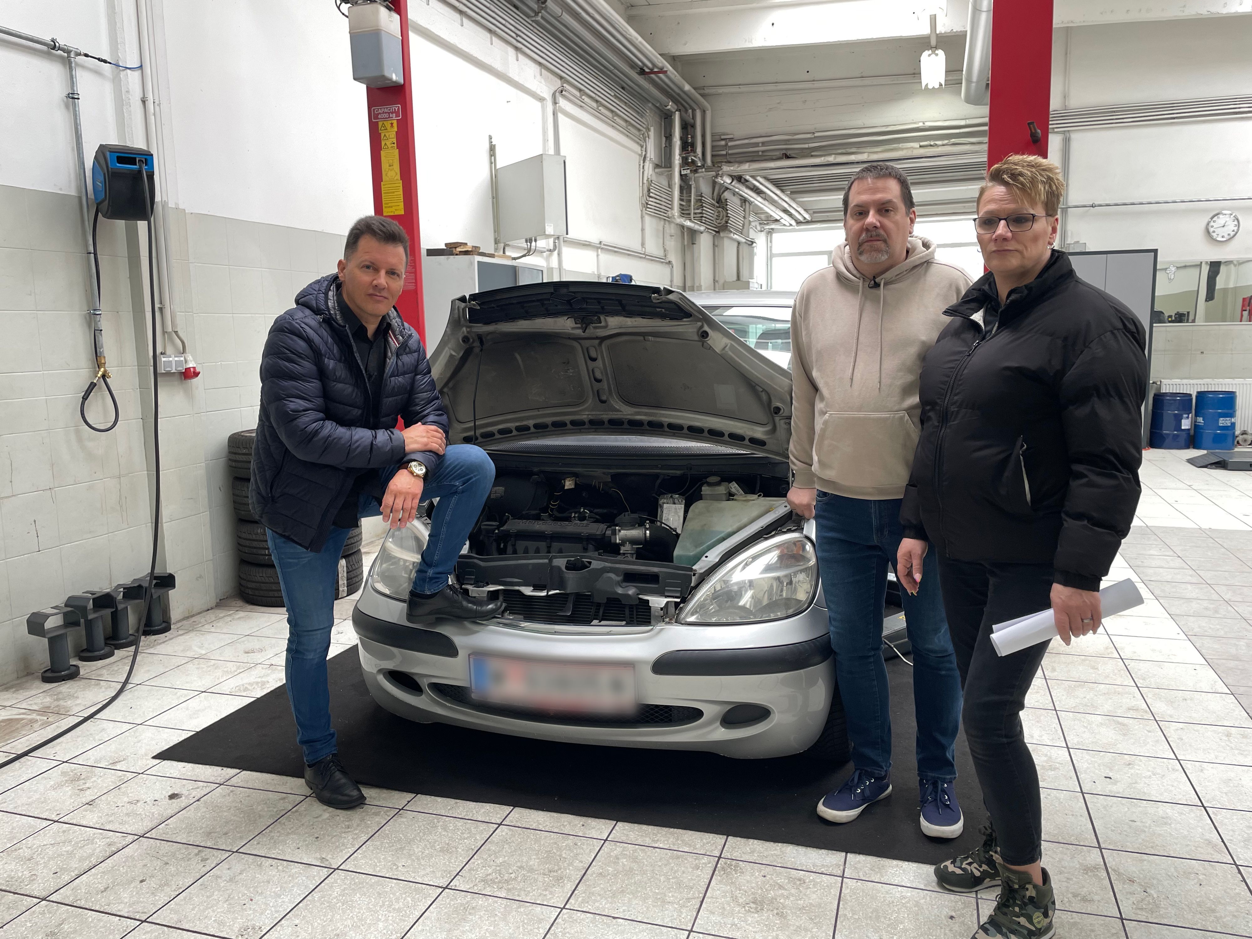 Andreas Gurmann mit seiner Frau Gabriele Köck-Gurmann vor dem Geburtstagsgeschenk.