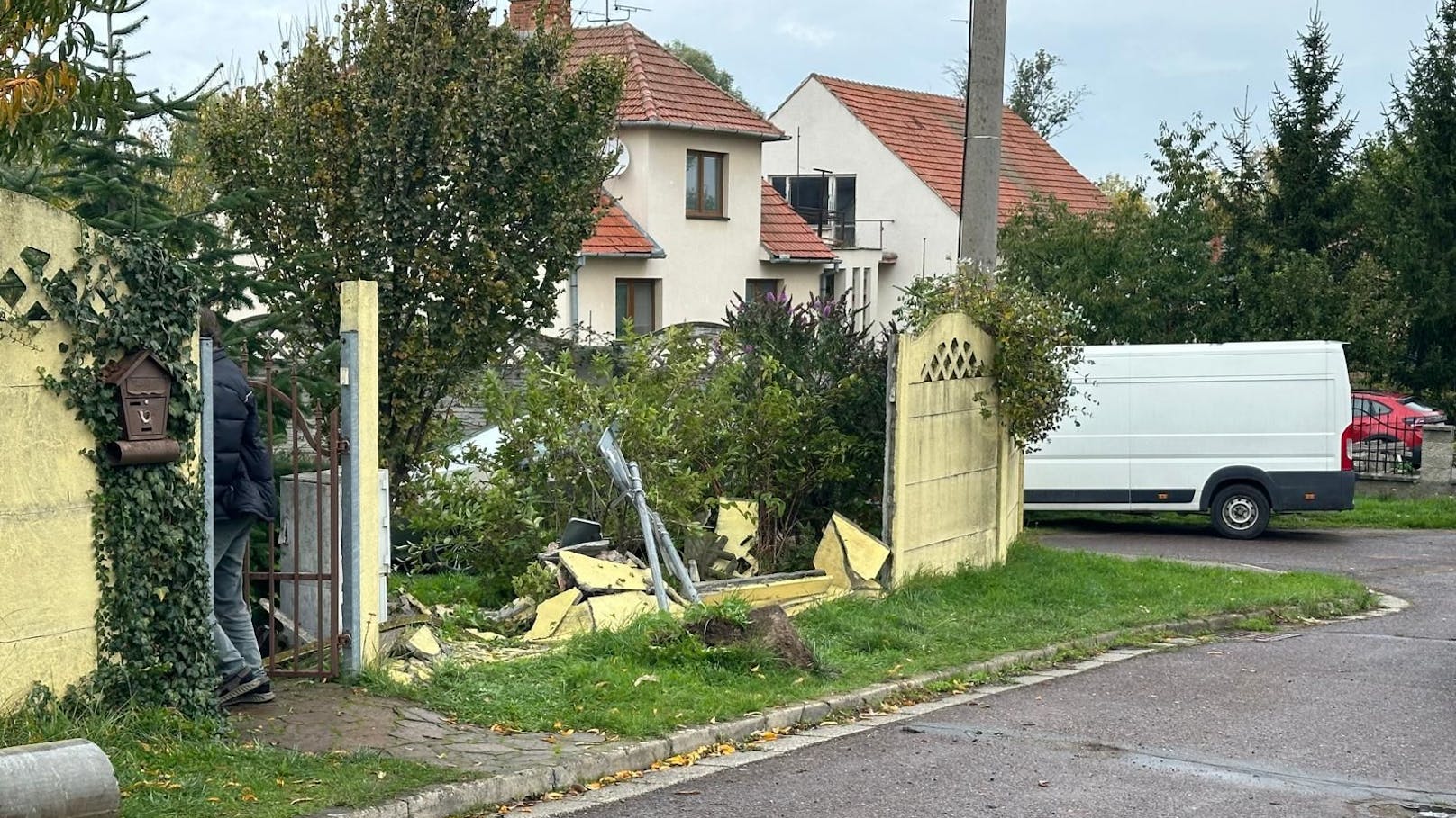 Auch dieser Gartenzaun wurde zum Opfer des Radlader-Diebs.