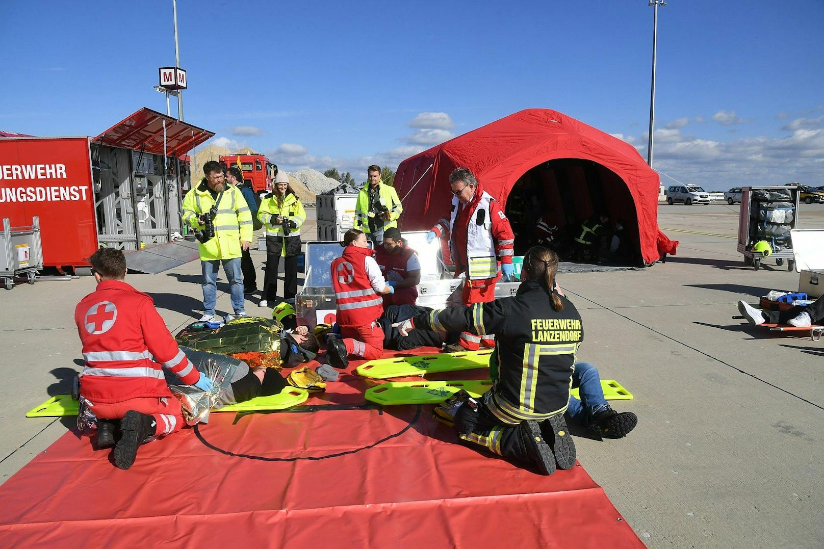 Große Einsatzübung am Flughafen Wien-Schwechat: 250 Personen vor Ort