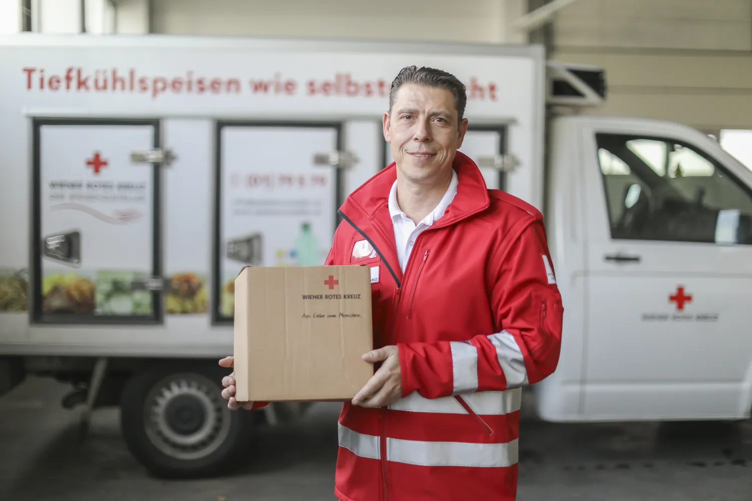 Mitarbeiter des Roten Kreuzes bei der Essensauslieferung