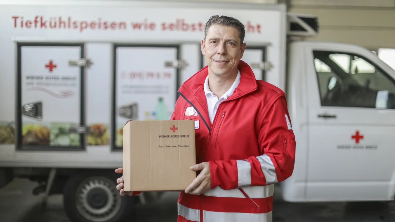 Mitarbeiter des Roten Kreuzes bei der Essensauslieferung