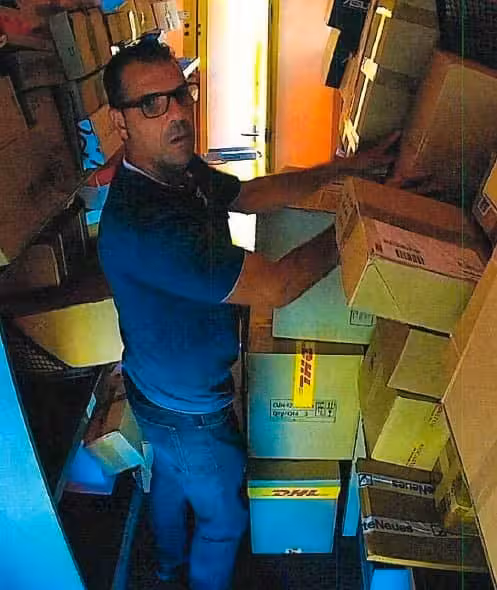 „Was nehme ich denn heute mit?“ Wer den Paket-Dieb kennt, wird gebeten, sich bei der Polizei zu melden