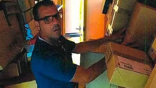 „Was nehme ich denn heute mit?“ Wer den Paket-Dieb kennt, wird gebeten, sich bei der Polizei zu melden