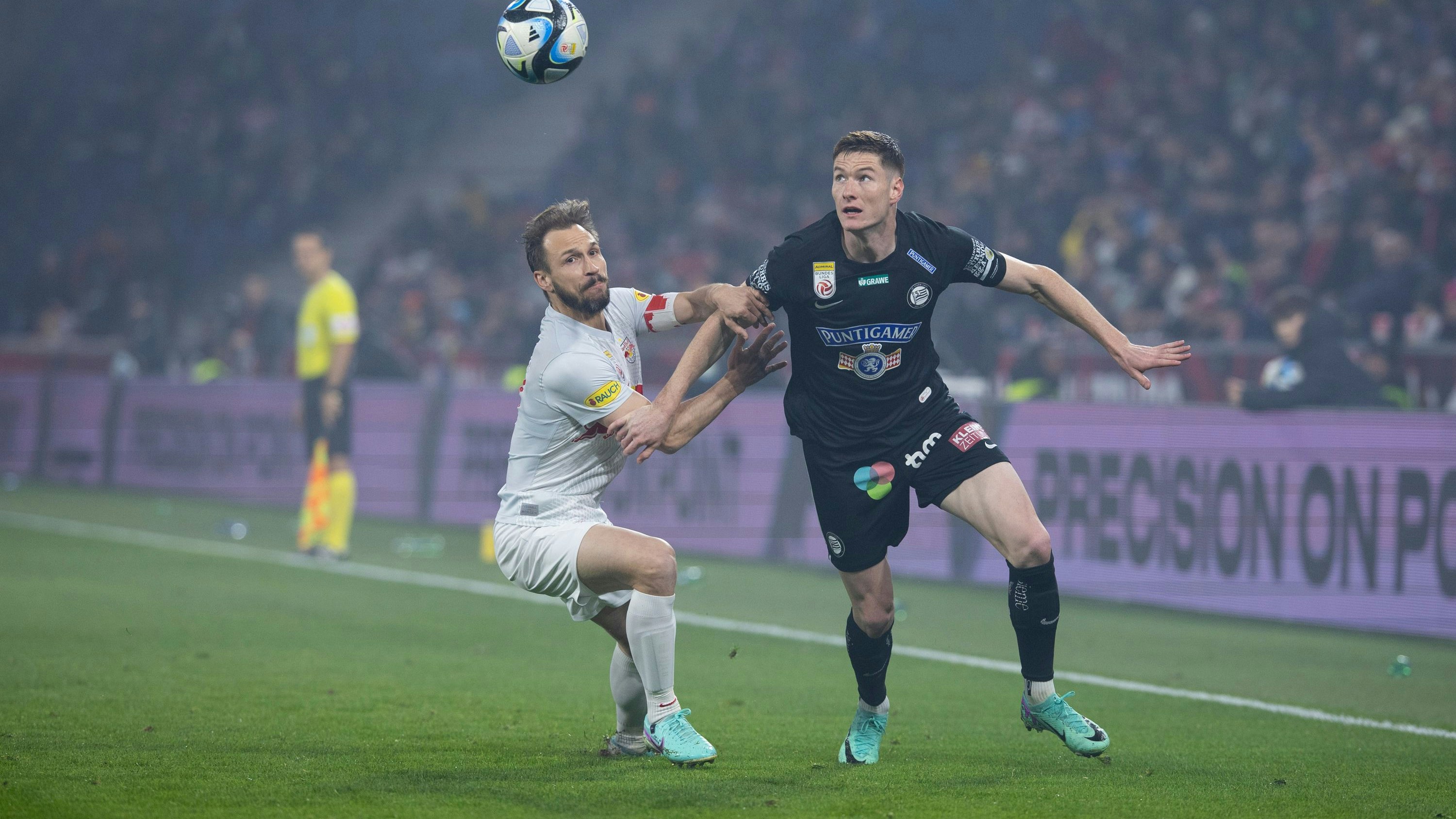 Ulmer im Laufduell mit Ex-Sturm-Linksverteidiger David Schnegg (inzwischen US-Legionär).