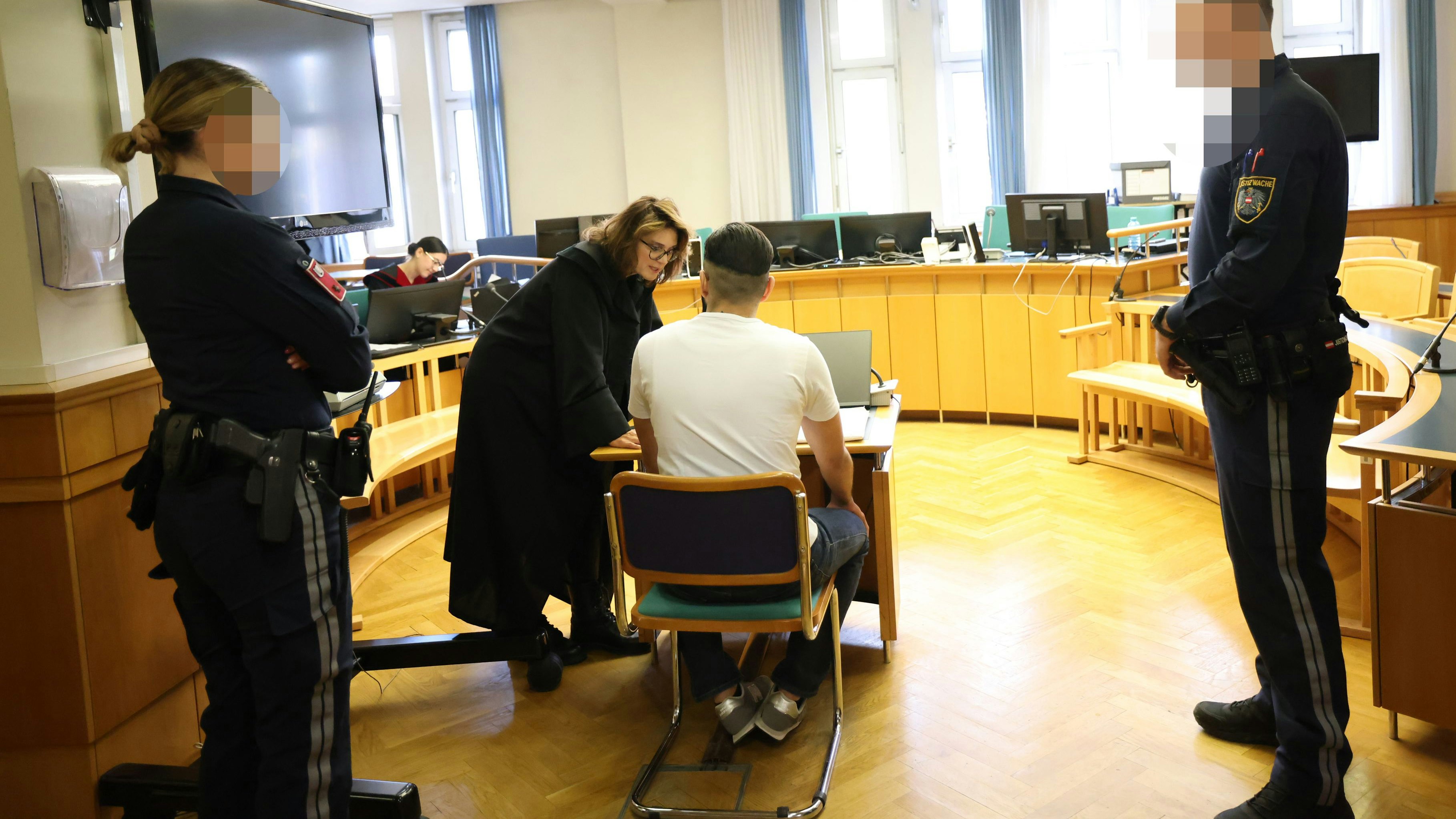 Der Angeklagte vor der Verhandlung – ihm droht eine lebenslange Haftstrafe.