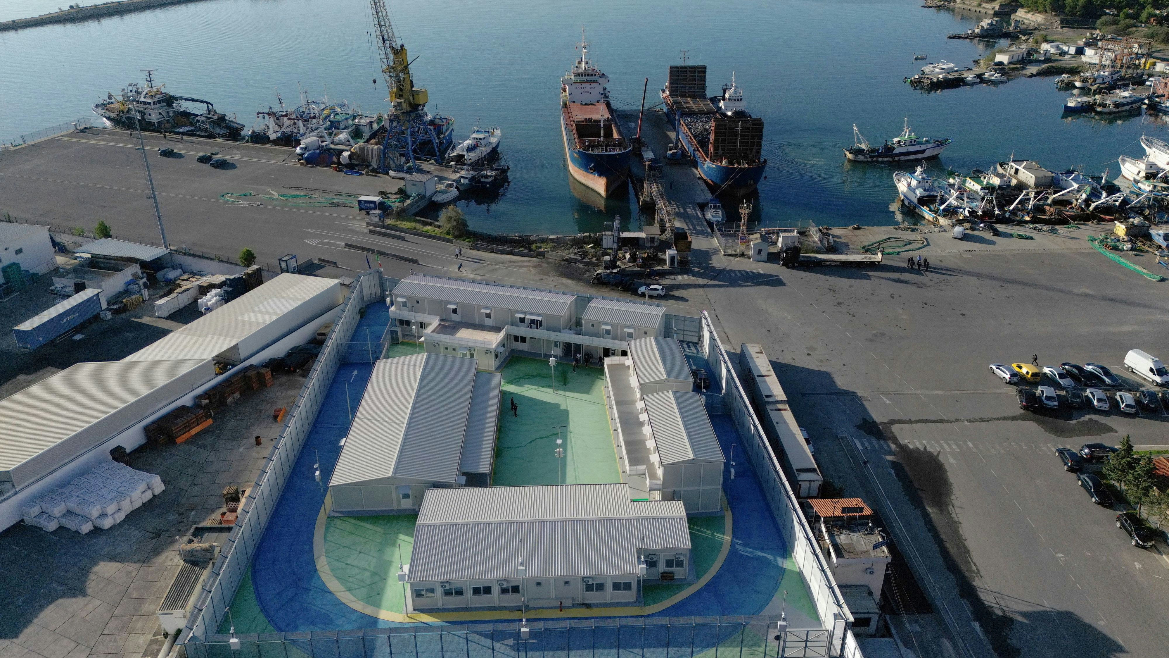 Das Erstaufnahmezentrum liegt direkt am Hafen der albanischen Stadt Shëngjin