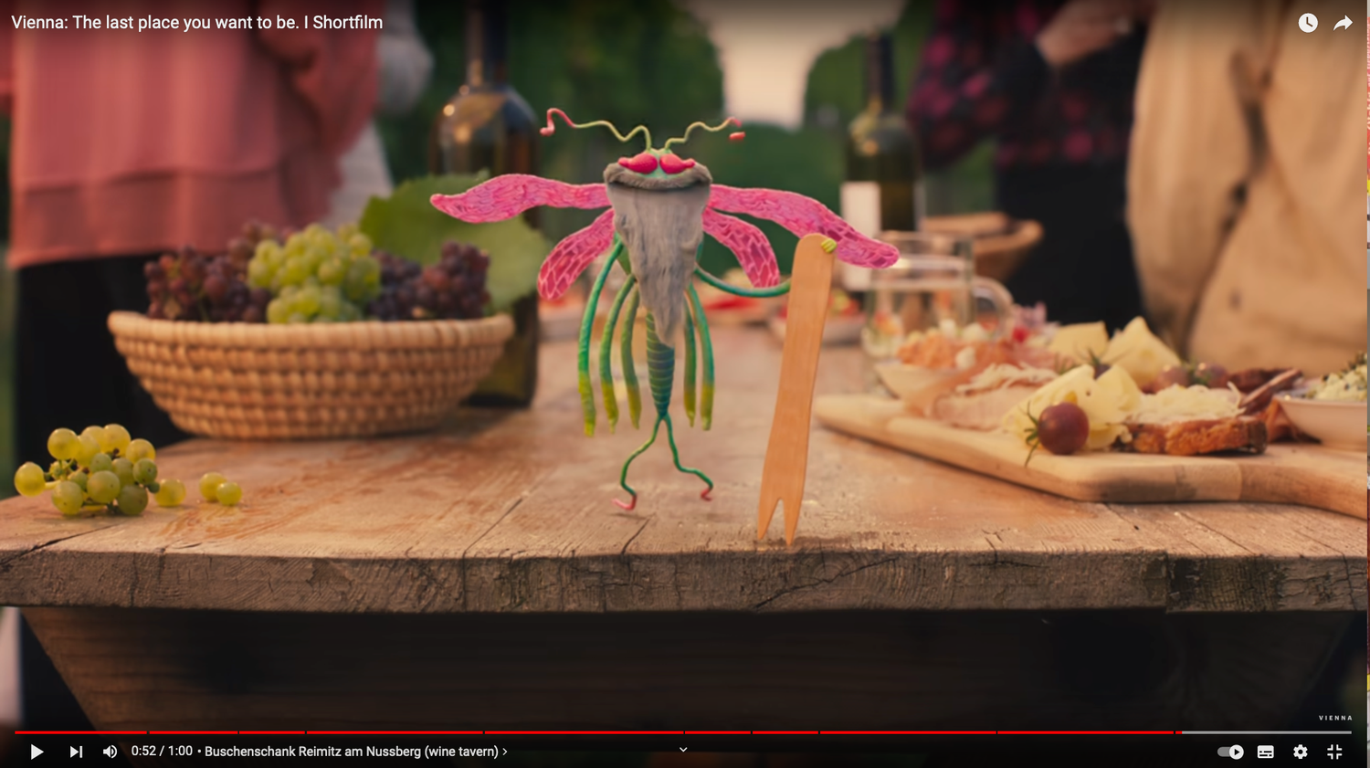 Während ihres Ausfluges durch die Wiener Innenstadt altert die Eintagsfliege