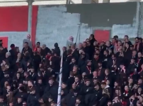 Erfurt-Fans streichen das Rivalen-Stadion mit den eigenen Klub-Initialen an.