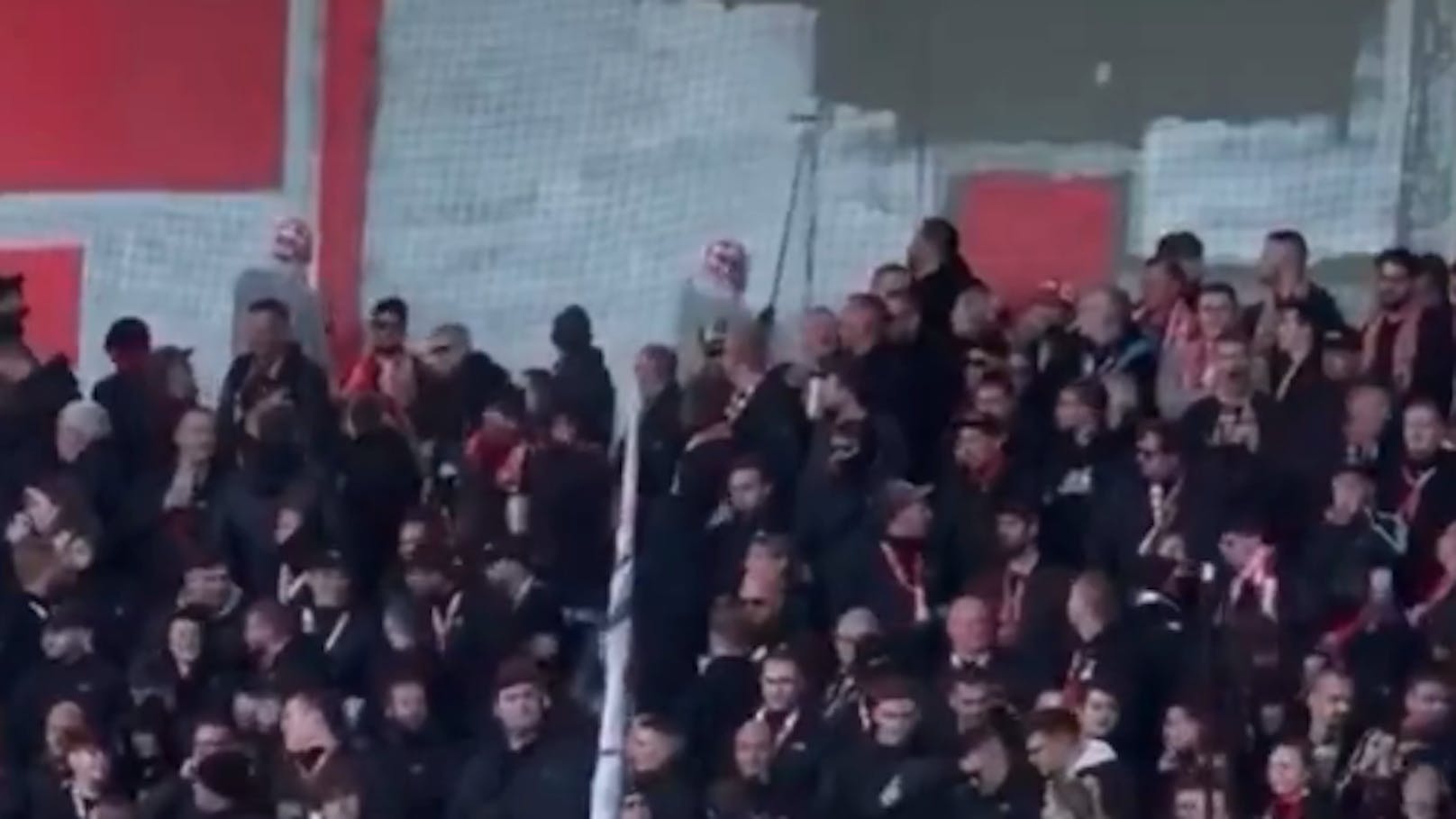 Fans streichen Stadion vom Rivalen in ihren Farben