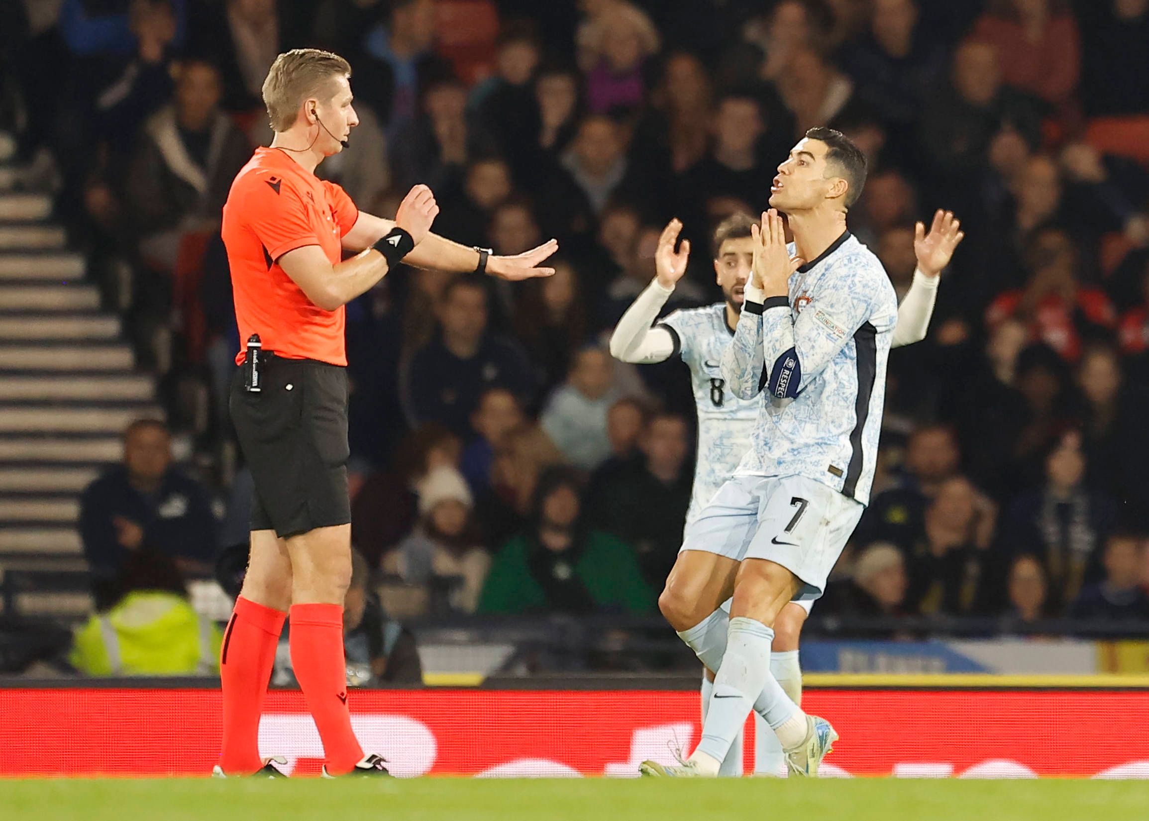 Cristiano Ronaldo geigt dem Schiri seine Meinung