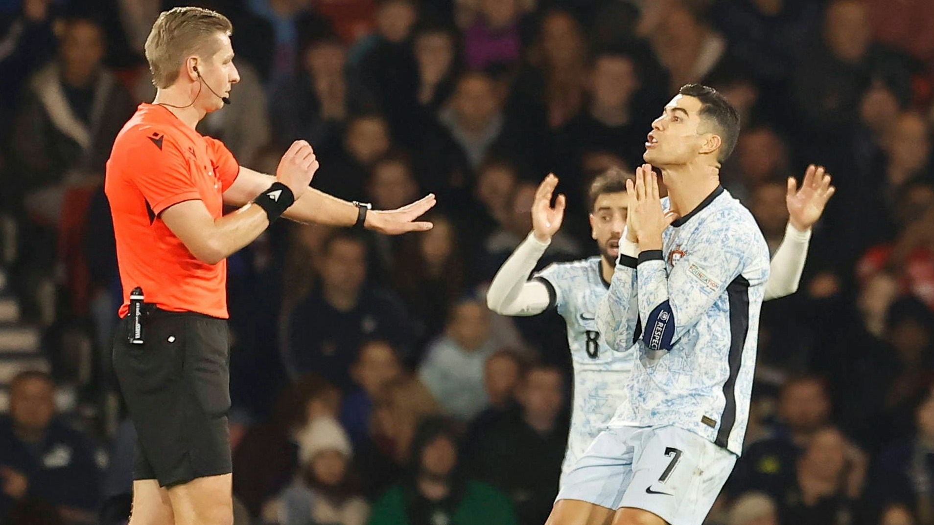 Cristiano Ronaldo geigt dem Schiri seine Meinung