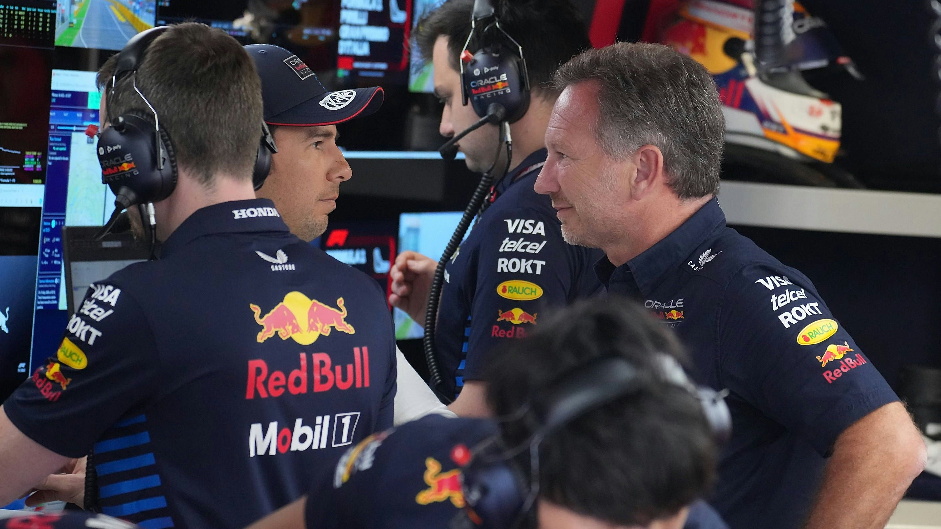 Red-Bull-Teamchef Christian Horner und Fahrer Sergio Perez. 