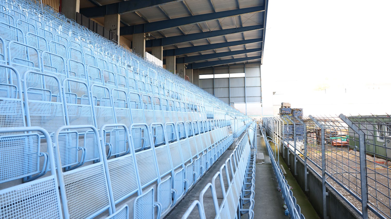 Die traditionsreiche „Blaue Tribüne“ wird bald in neuem Glanz erstrahlen.