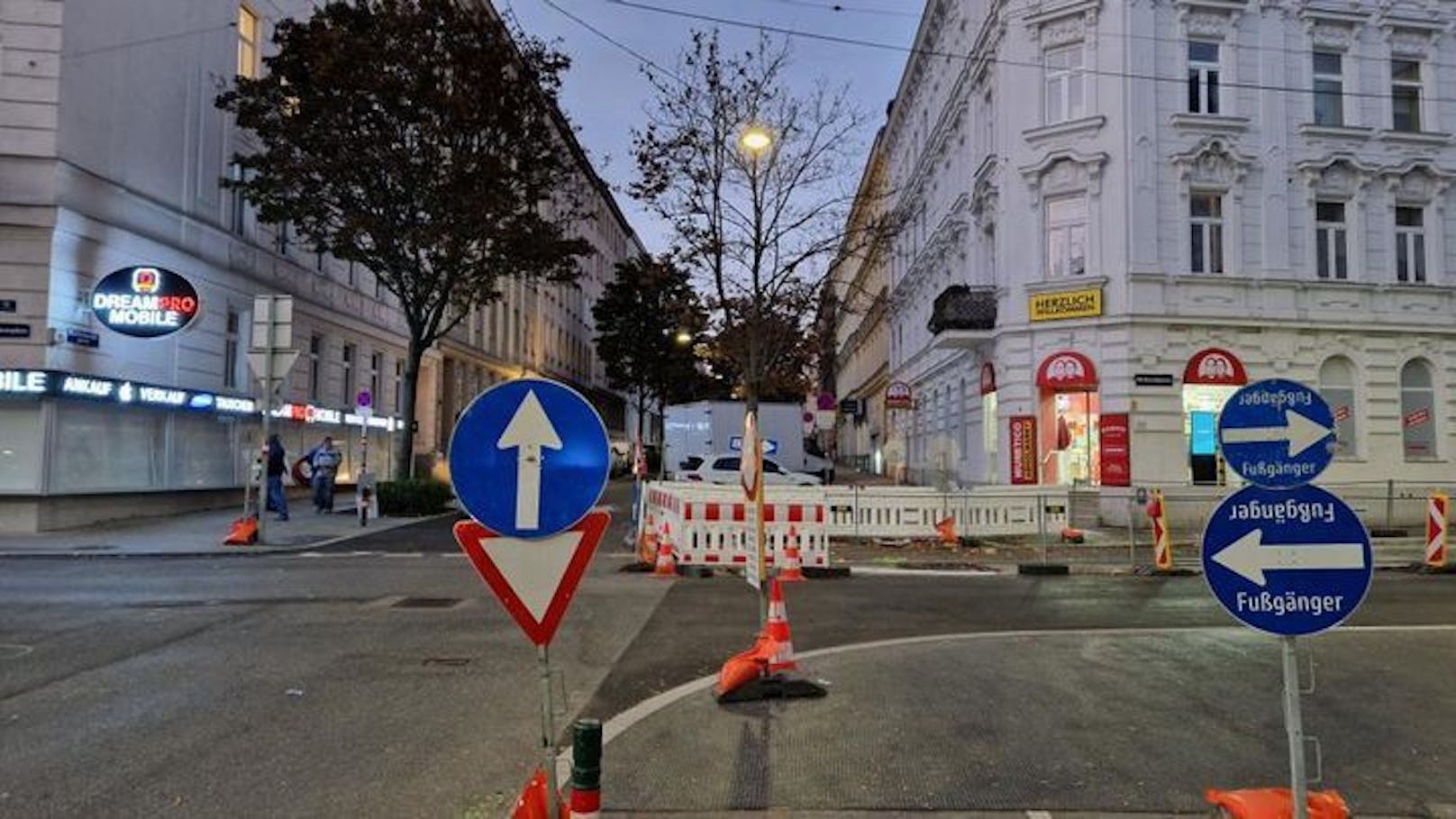 Wer bei der Favoritenstraße nach links abbiegt, hat wohl mehrere Probleme.