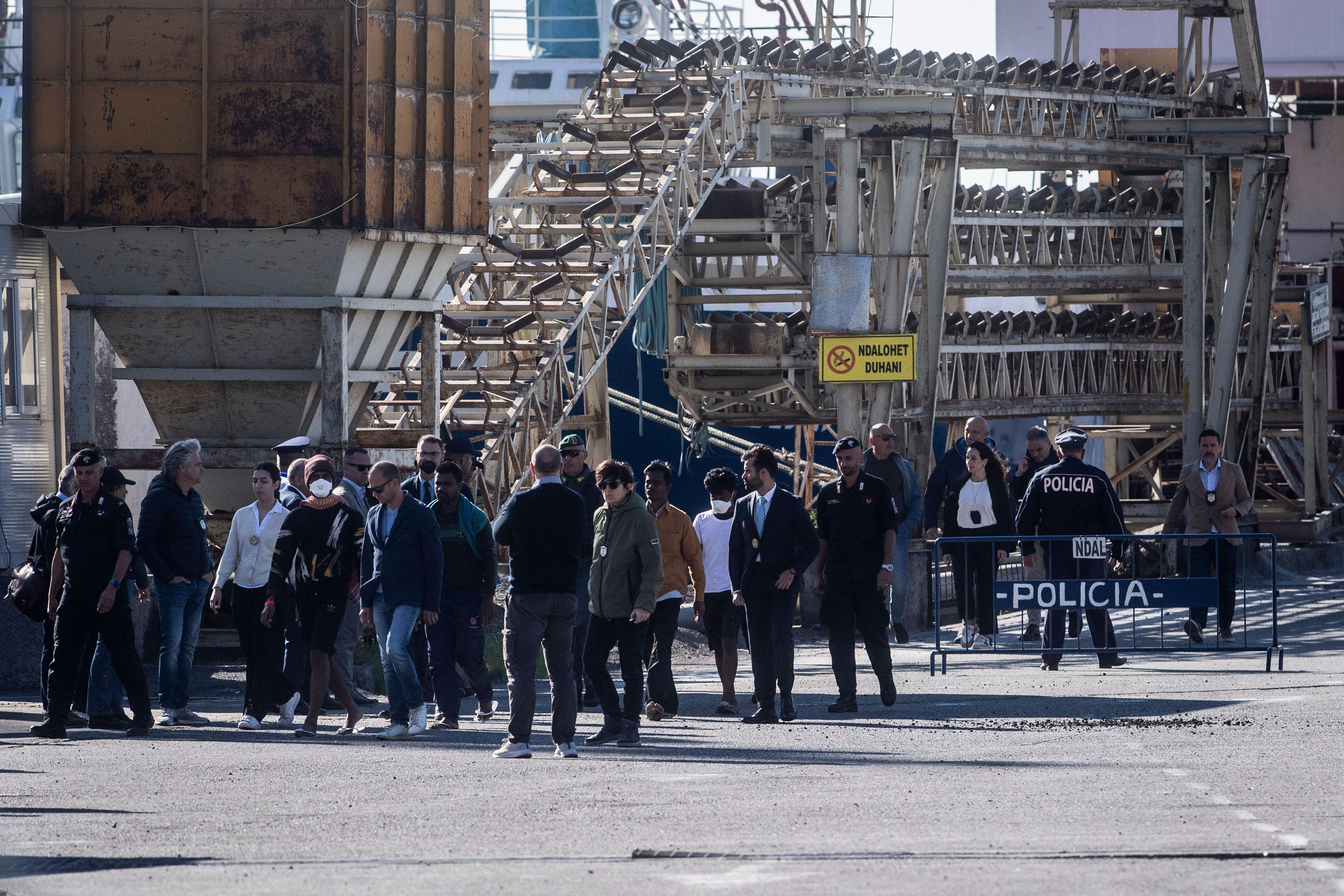 16 Männer aus Ägypten und Bangladesch kamen am Mittwoch an Bord eines Marineschiffs in der kleinen Hafenstadt Shengjin an.