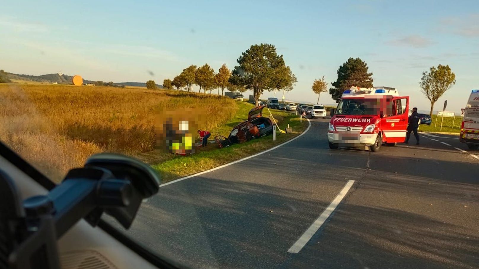 Das Auto kam bei dem Unfall von der Straße ab.