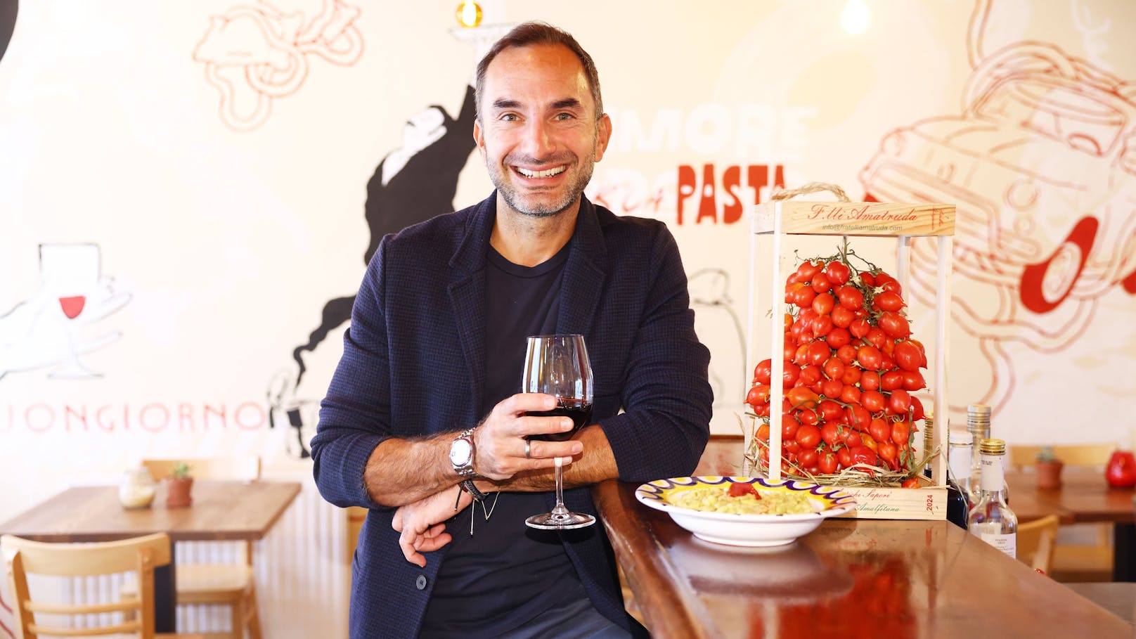 Matteo führt in seinem Lokal Weine aus allen Regionen Italiens