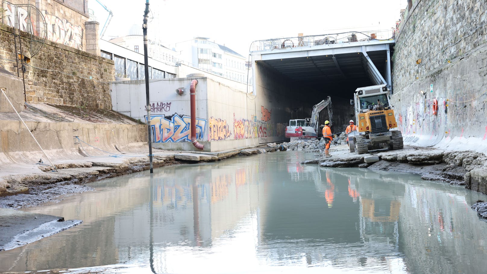 Das aufgestaute Wasser wird abgepumpt